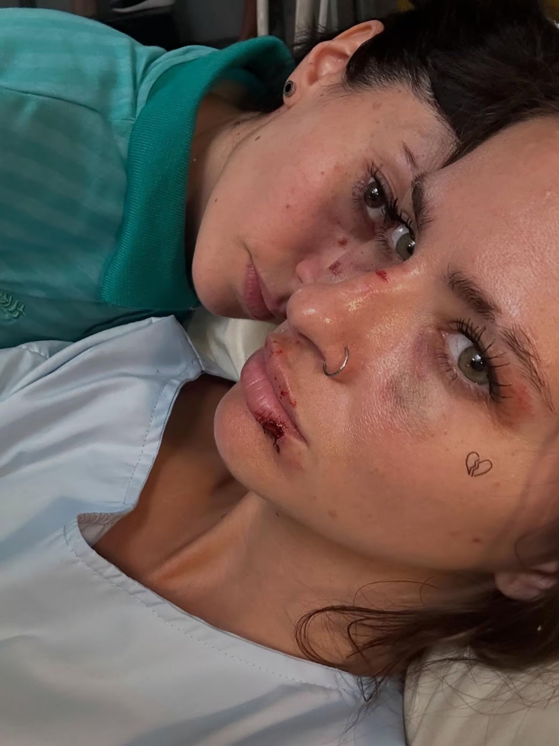 Las dinámicas en 'En el Barro' incluyen historias de supervivencia, romances prohibidos y lealtades puestas a prueba entre las internas