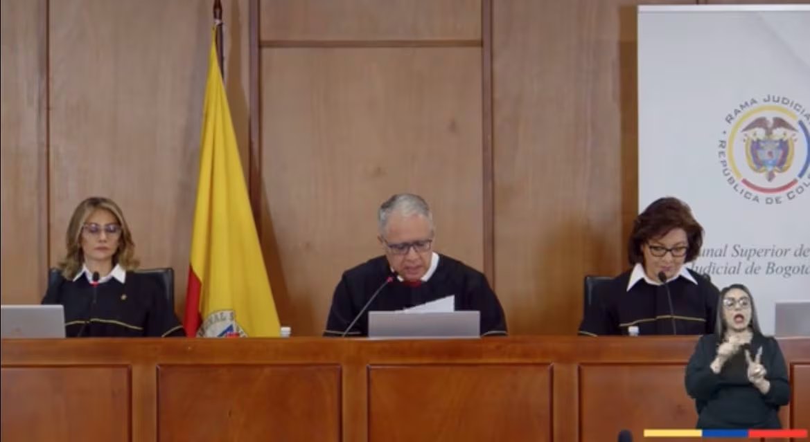 El proceso penal contra Álvaro Uribe trasciende lo individual y pone a prueba la capacidad de las instituciones para responder ante desafíos históricos en materia de justicia y gobernabilidad - crédito Captura de pantalla / X