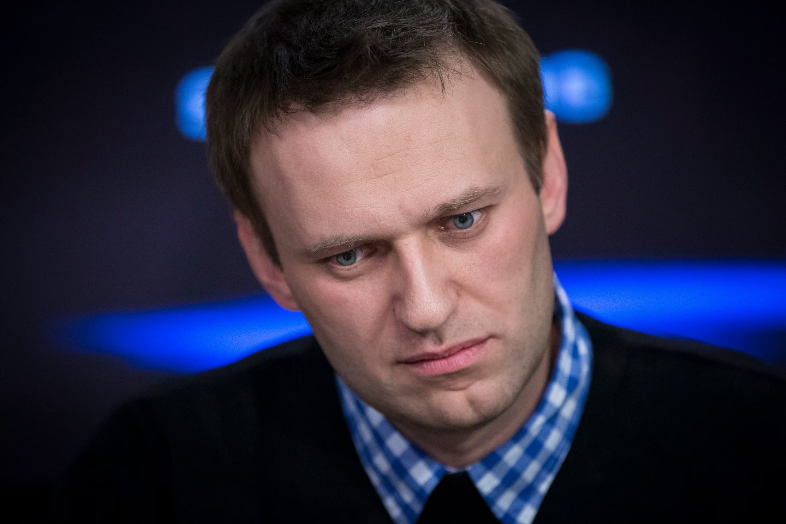 El líder opositor ruso Alexei Navalny escucha una pregunta durante una entrevista en la emisora de radio Eco de Moscú, en 2013 (AP Foto/Alexander Zemlianichenko, Archivo)