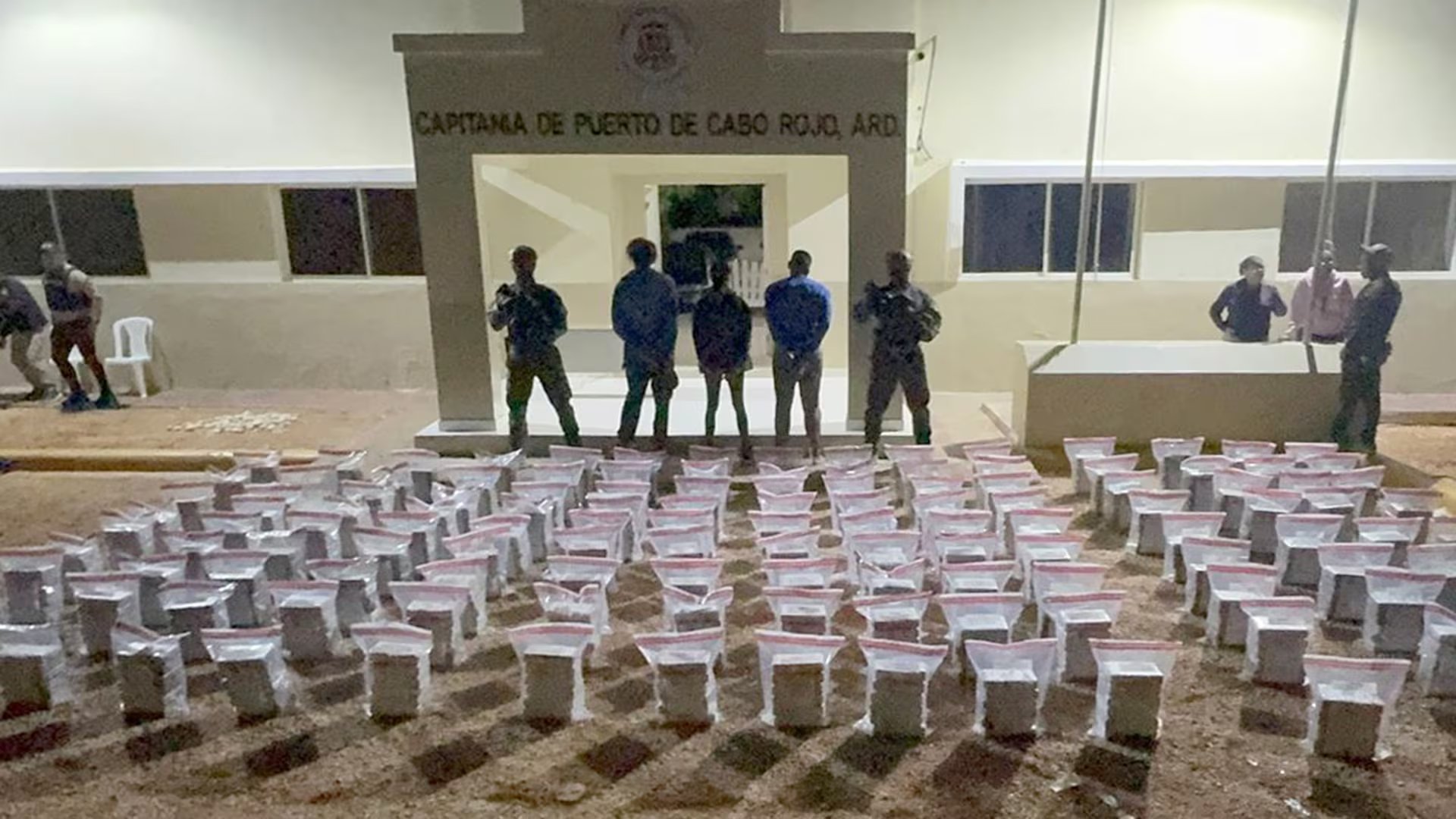 AME013. SANTO DOMINGO (REPÚBLICA DOMINICANA), 17/11/2025.- Fotografía cedida por la Dirección Nacional de Control de Drogas de la República Dominicana (DNCD) que muestra tres detenidos junto a paquetes de cocaína incautados durante una intervención en apoyo a la Operación Lanza del Sur de los Estados Unidos este lunes, en Santo Domingo (República Dominicana). En la embarcación, de 27 pies de eslora y dos motores fuera de borda de 60 caballos de fuerza cada uno, los agentes encontraron 24 fardos, que contenían un total de 806 paquetes de la presunta droga. EFE/ Dirección Nacional de Control de Drogas de la República Dominicana (DNCD) /SOLO USO EDITORIAL/ NO VENTAS/ SOLO DISPONIBLE PARA ILUSTRAR LA NOTICIA QUE ACOMPAÑA (CRÉDITO OBLIGATORIO)
