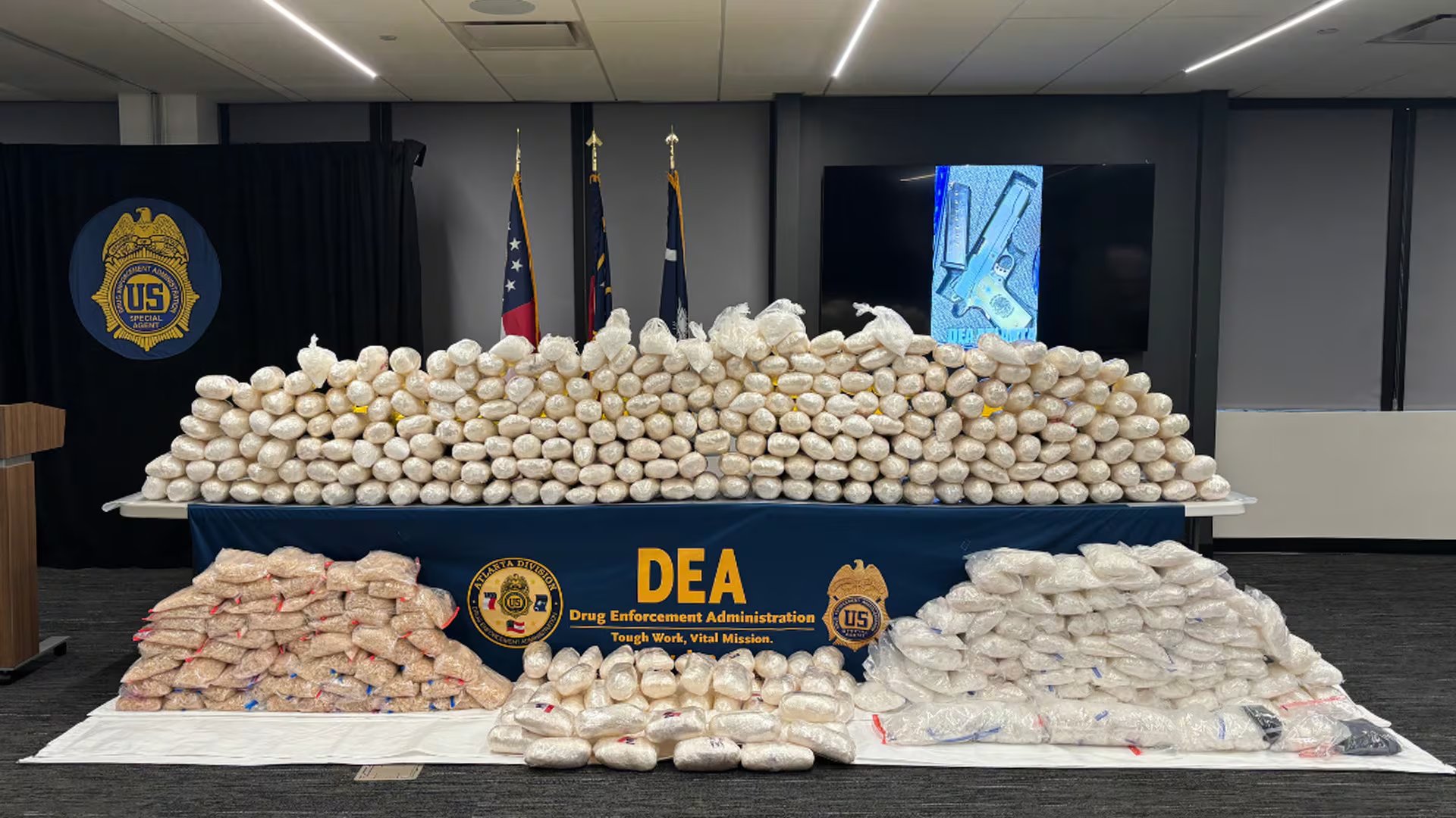 Las autoridades estadounidenses incautaron drogas, activos valuados en millones y continúan búsqueda de El Mencho.
(DEA)