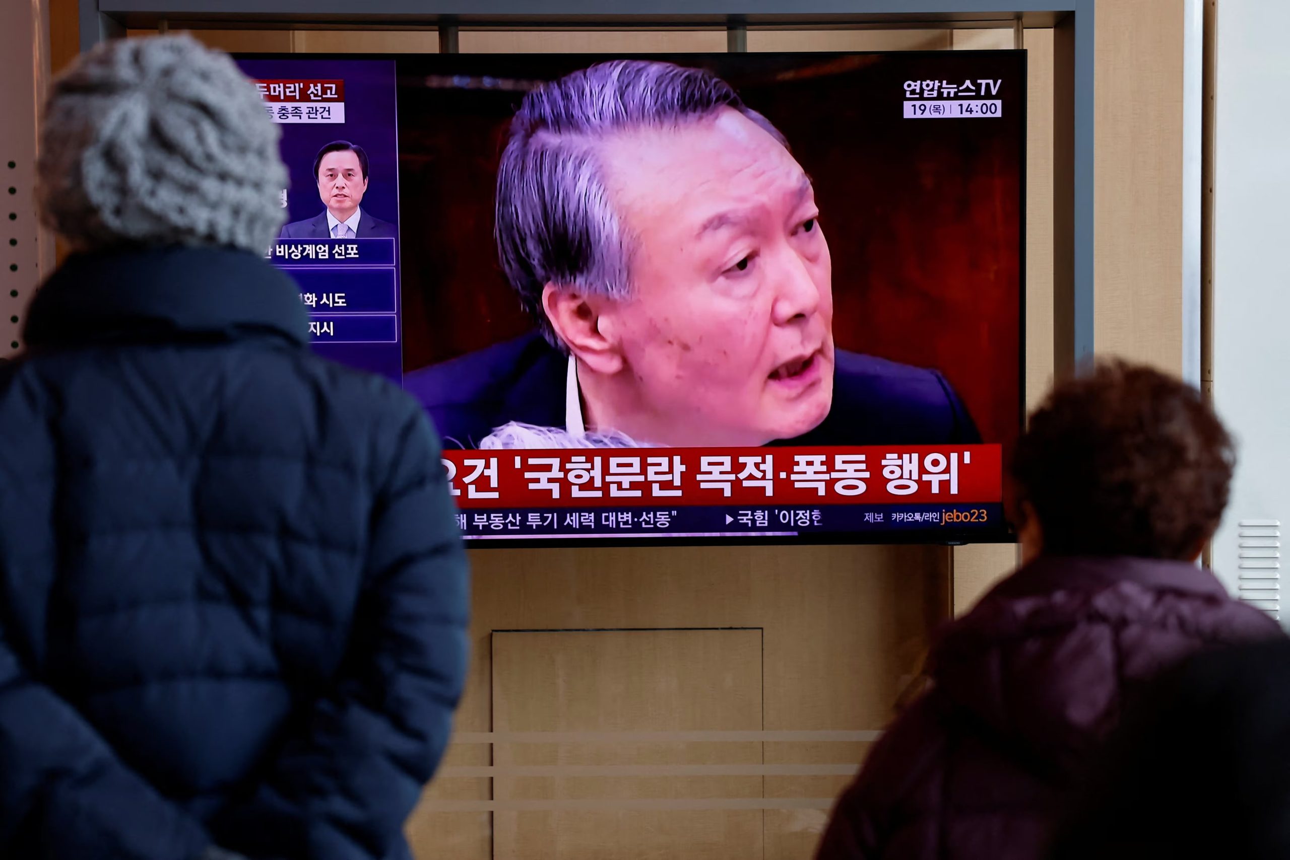 La gente ve un reportaje sobre el juicio de sentencia del expresidente surcoreano Yoon Suk Yeol, por su caso de insurrección, derivado de su breve declaración de la ley marcial en diciembre de 2024, en Seúl, Corea del Sur, el 19 de febrero de 2026 (REUTERS/Kim Soo-hyeon)