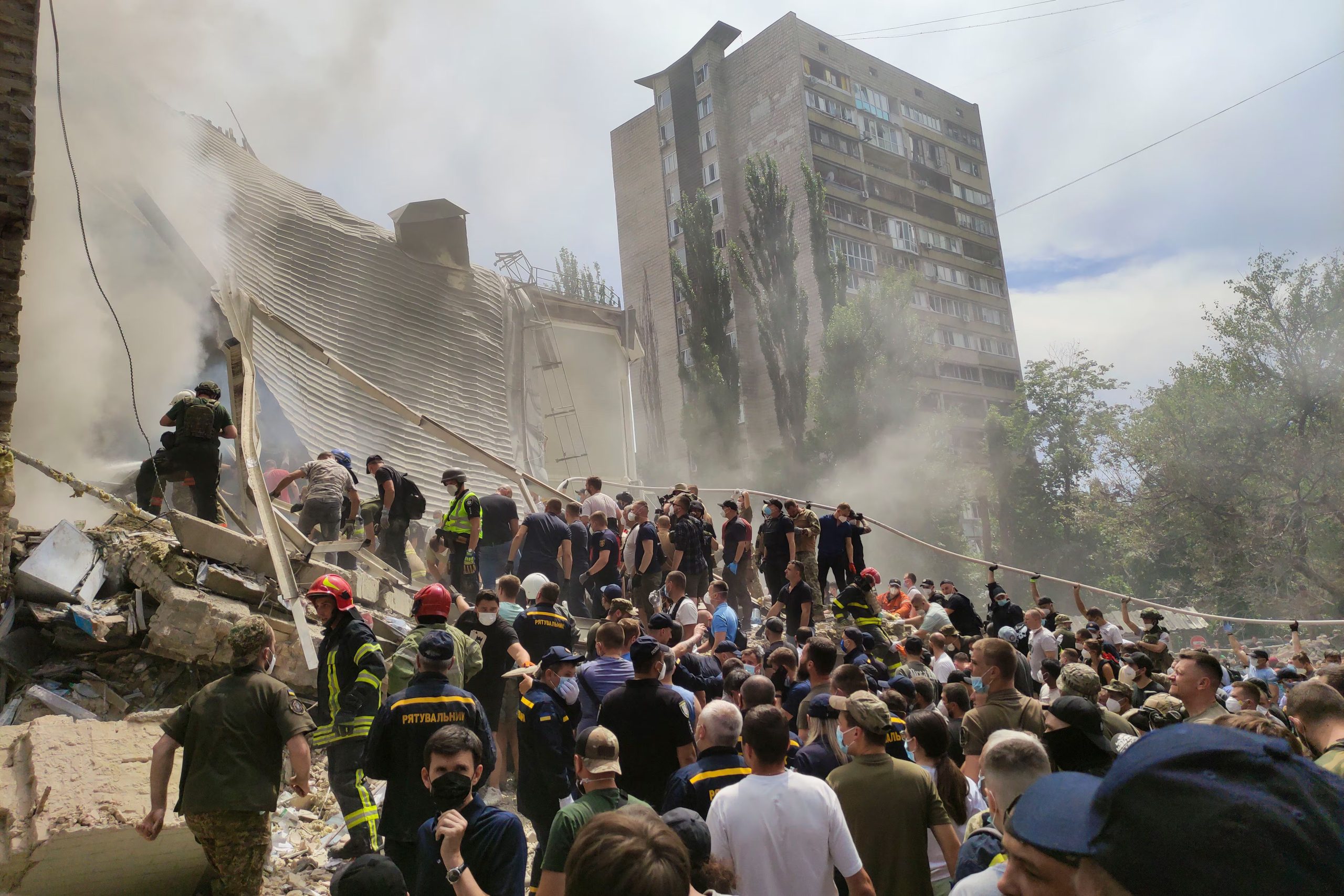 Fotografía de archivo que muestra a funcionarios y voluntarios participando en las labores de desescombro en el hospital infantil de Kiev, atacado el pasado 8 de julio por Rusia
EFE/ Marcel Gascón
