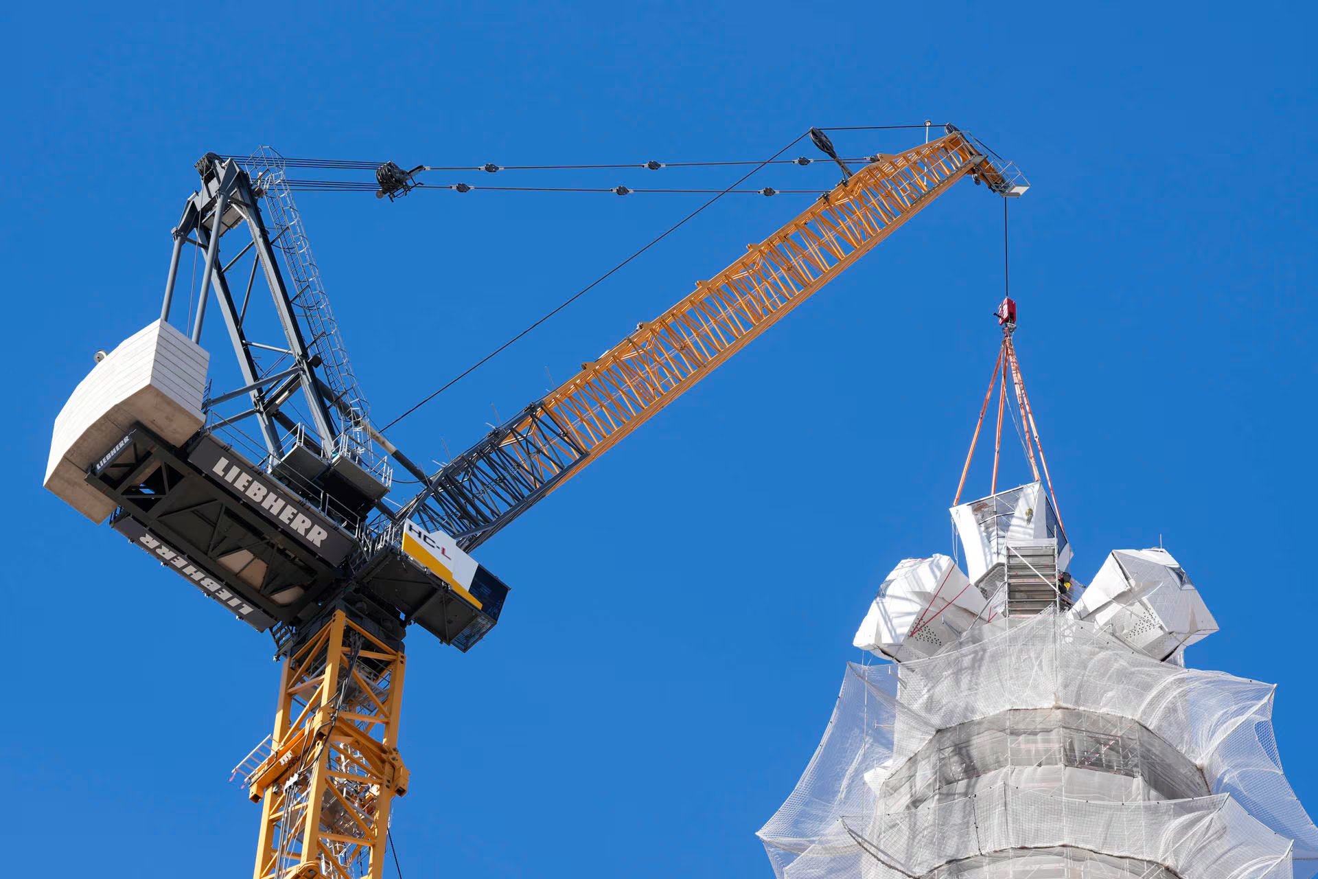 El momento de la colocación de la cruz en la Sagrada Familia. (EFE)