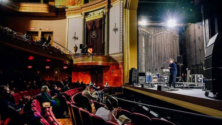 Espectadores ocupan las butacas de un histórico teatro de Broadway durante una función nocturna incluida en la Semana de Broadway.