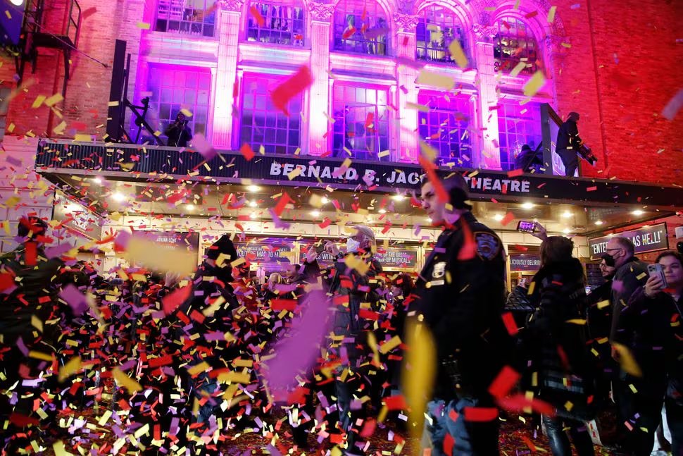 Confeti y público frente al Bernard B. Jacobs Theatre durante una jornada de gran afluencia por la Semana de Broadway.