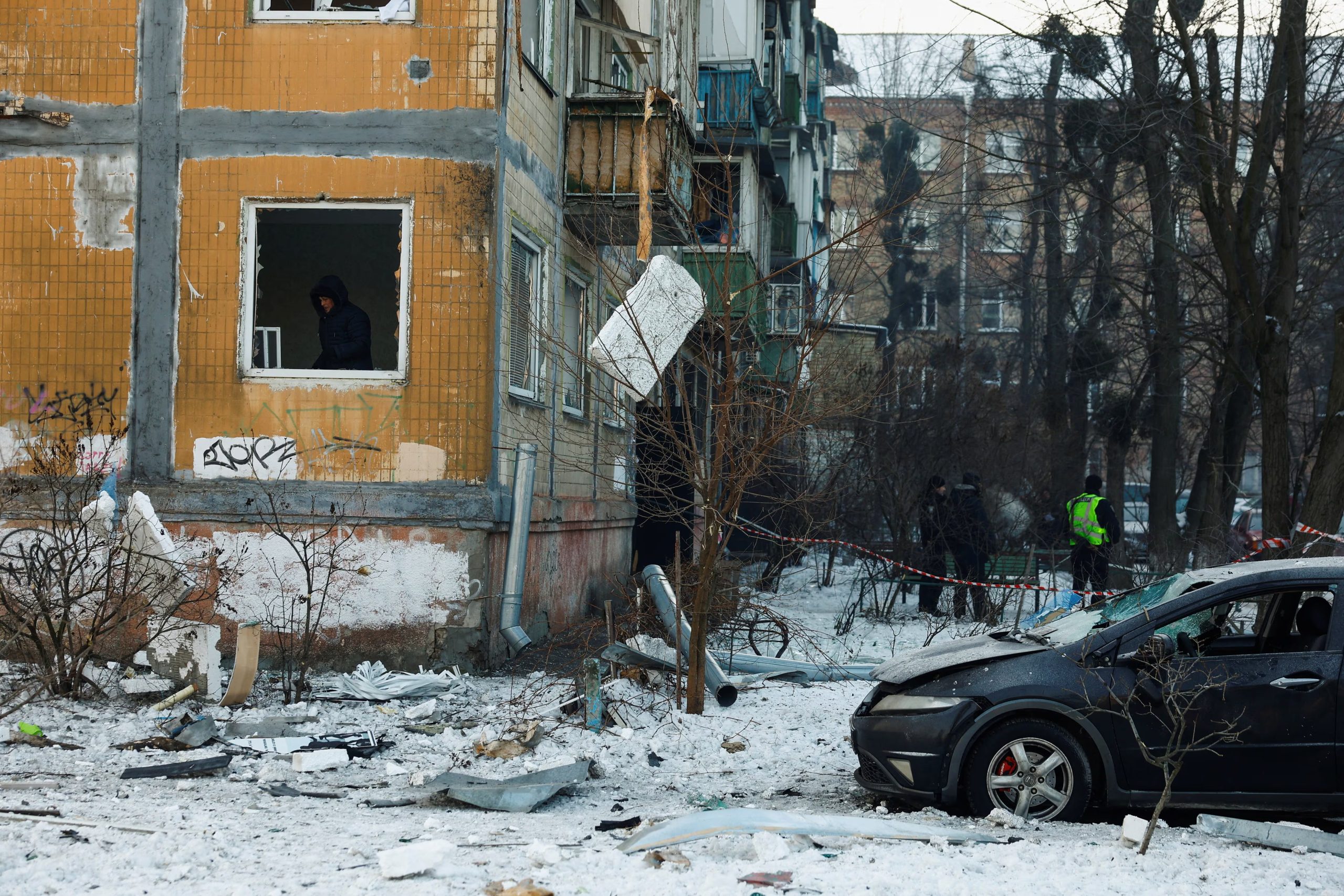 Un residente inspecciona una habitación dentro de un edificio de apartamentos alcanzado por un ataque de drones rusos, en medio del ataque de Rusia a Ucrania, en Kiev, Ucrania. 3 de febrero 2026 (REUTERS/Valentyn Ogirenko)