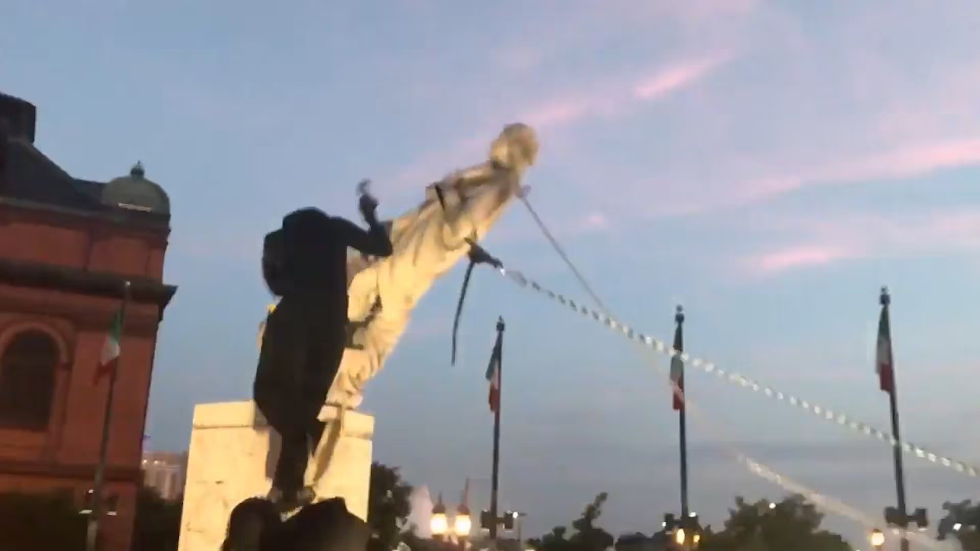 La estatua de Cristóbal Colón en Baltimore fue derribada en 2020 (Captura de pantalla)