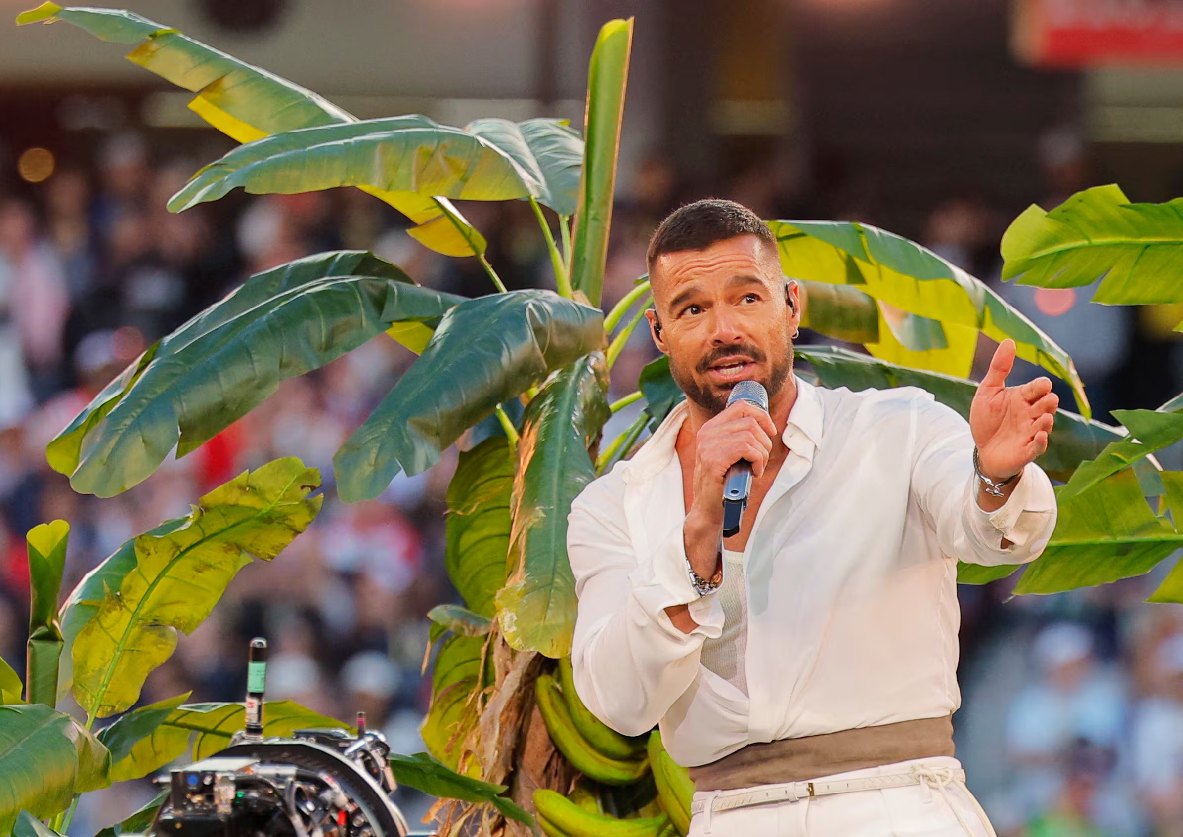 Ricky Martin fue uno de los invitados al show e interpretó el tema “Lo que le pasó a Hawái”, que pertenece al último álbum de Bad Bunny (REUTERS/Mike Blake)