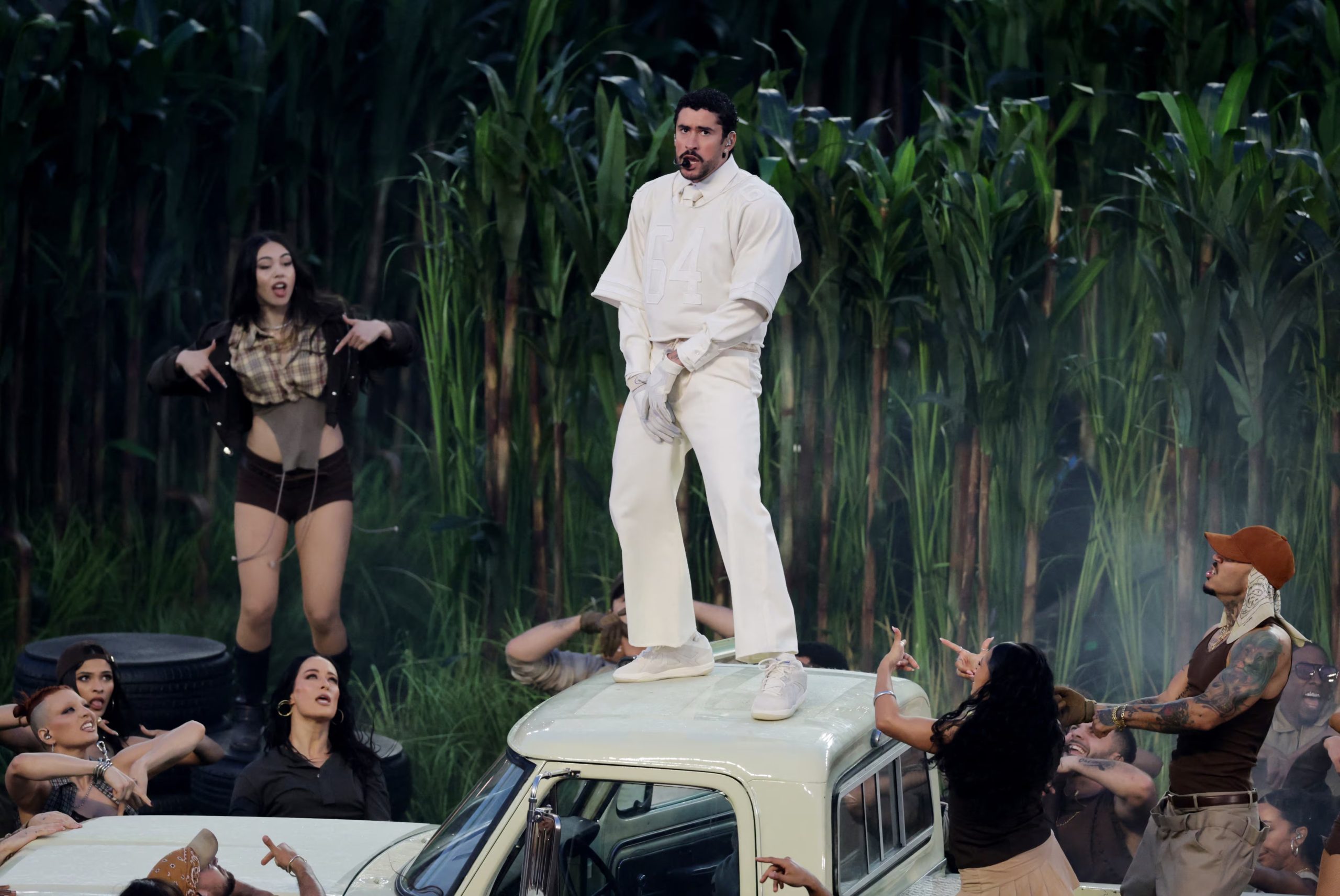 La puesta en escena del Super Bowl LX incluyó un mensaje social donde banderas y la frase 