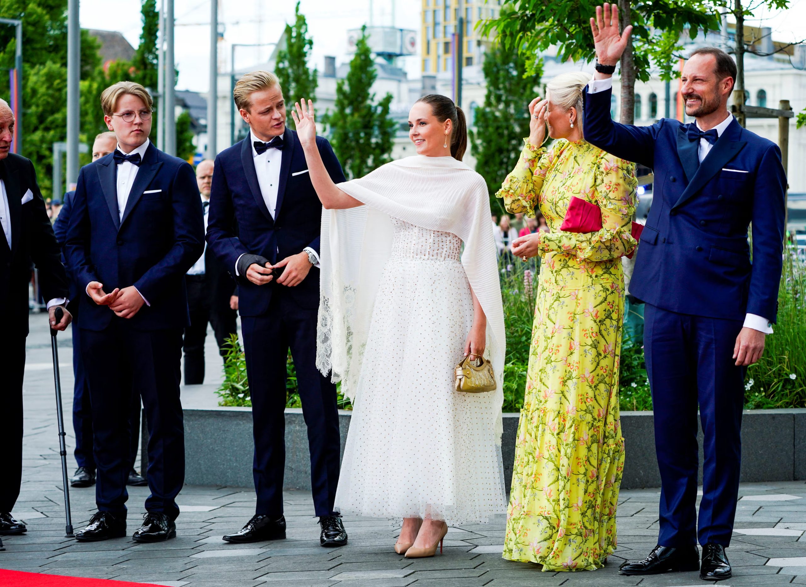 La princesa Ingrid Alexandra de Noruega, la princesa heredera Mette-Marit y el príncipe heredero Haakon, el príncipe Sverre Magnus y Marius Borg Hoeiby llegan al evento del gobierno en relación con el cumpleaños número 18 de la princesa Ingrid Alexandra en la biblioteca principal de Oslo, Deichman Bjoervika, en Oslo, Noruega, el 16 de junio de 2022. (NTB/Lise Aserud vía REUTERS).