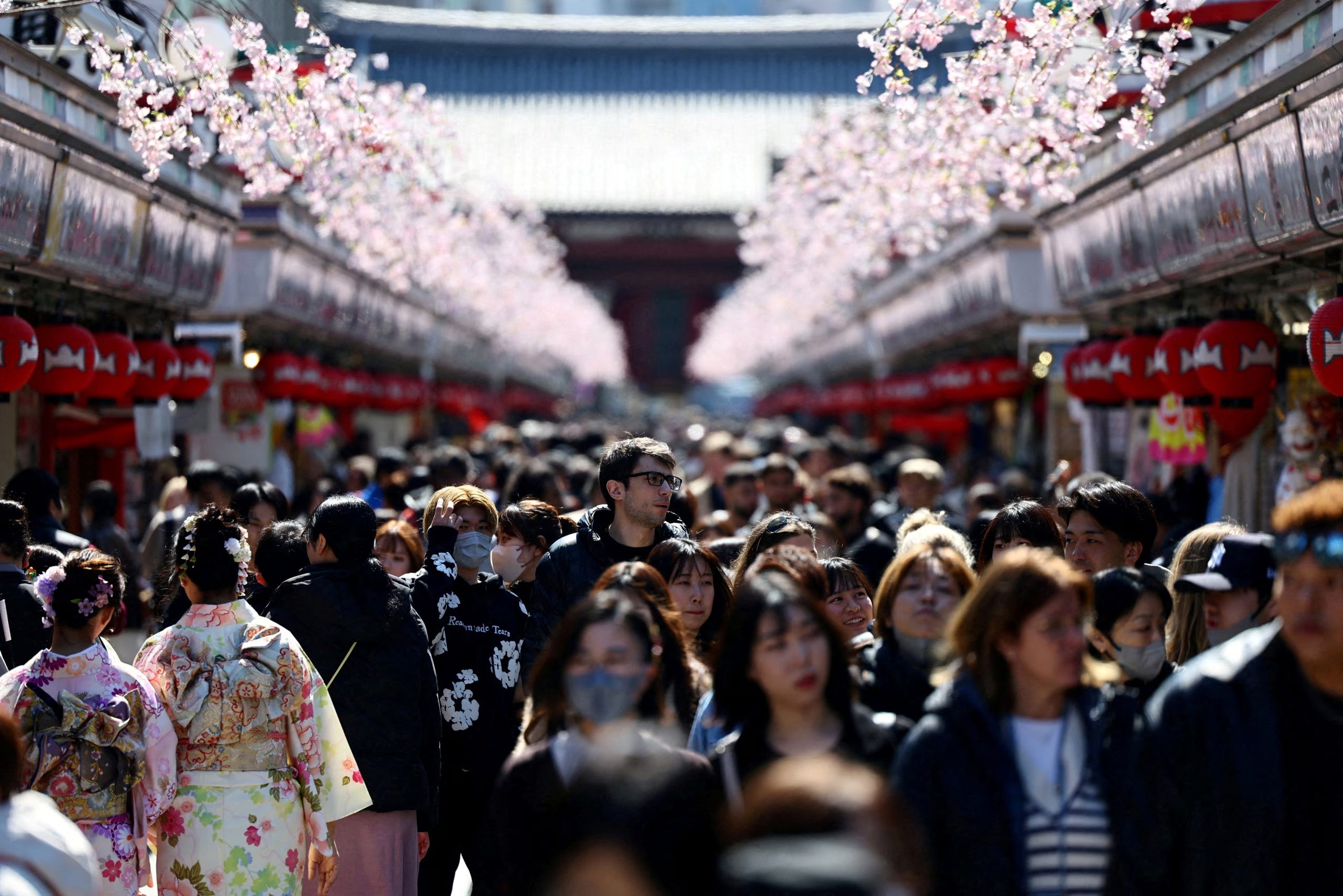 El uso de mascarillas adecuadas y la reducción del tiempo en áreas de tráfico intenso, medidas esenciales para proteger a población vulnerable contra la contaminación automotriz (REUTERS/Issei Kato/File Photo)