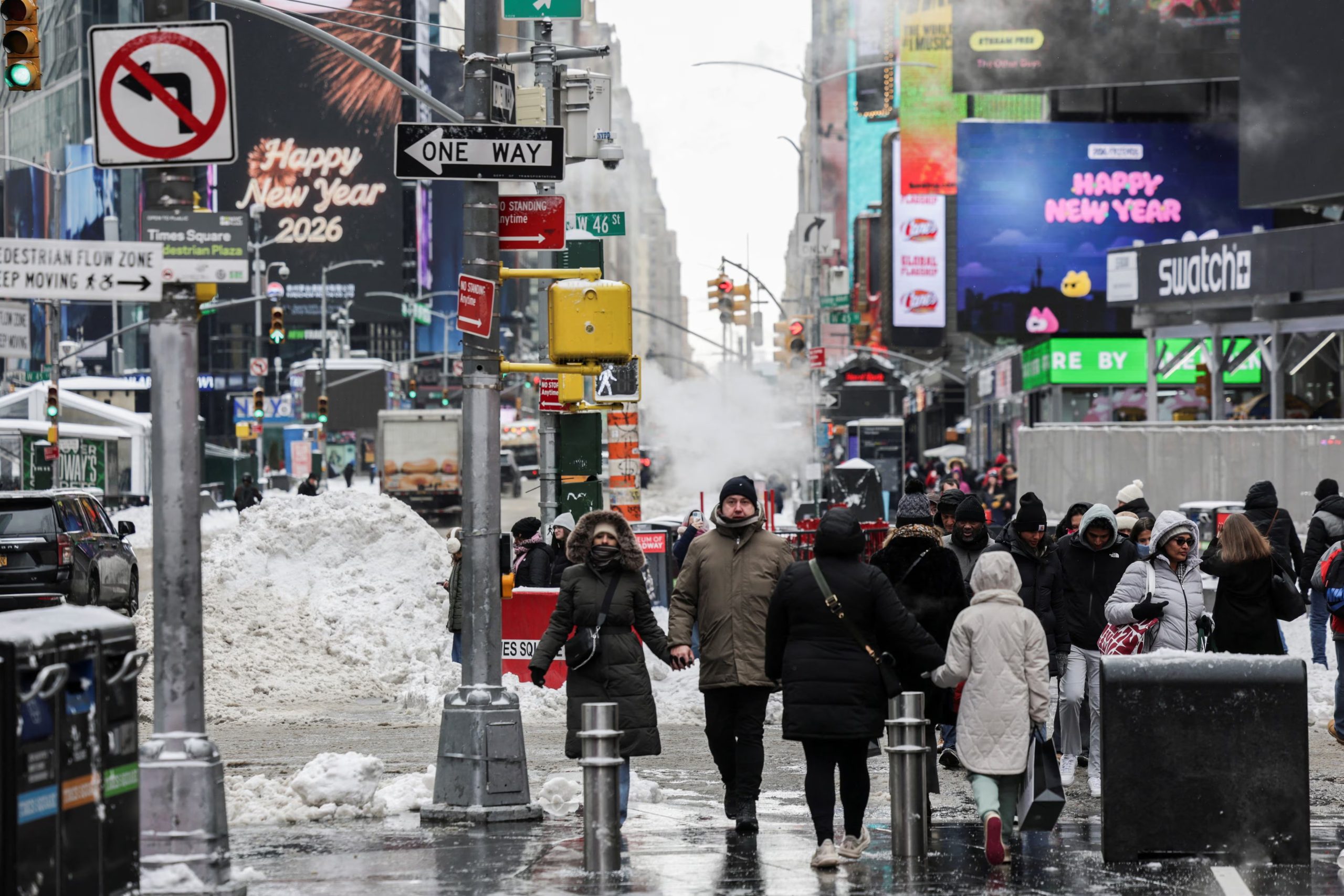 Los peatones caminan por una calle cubierta de nieve tras una gran tormenta invernal que se extiendó por una gran franja de los Estados Unidos, en la ciudad de Nueva York, el 26 de enero de 2026 (REUTERS/Jeenah Moon)