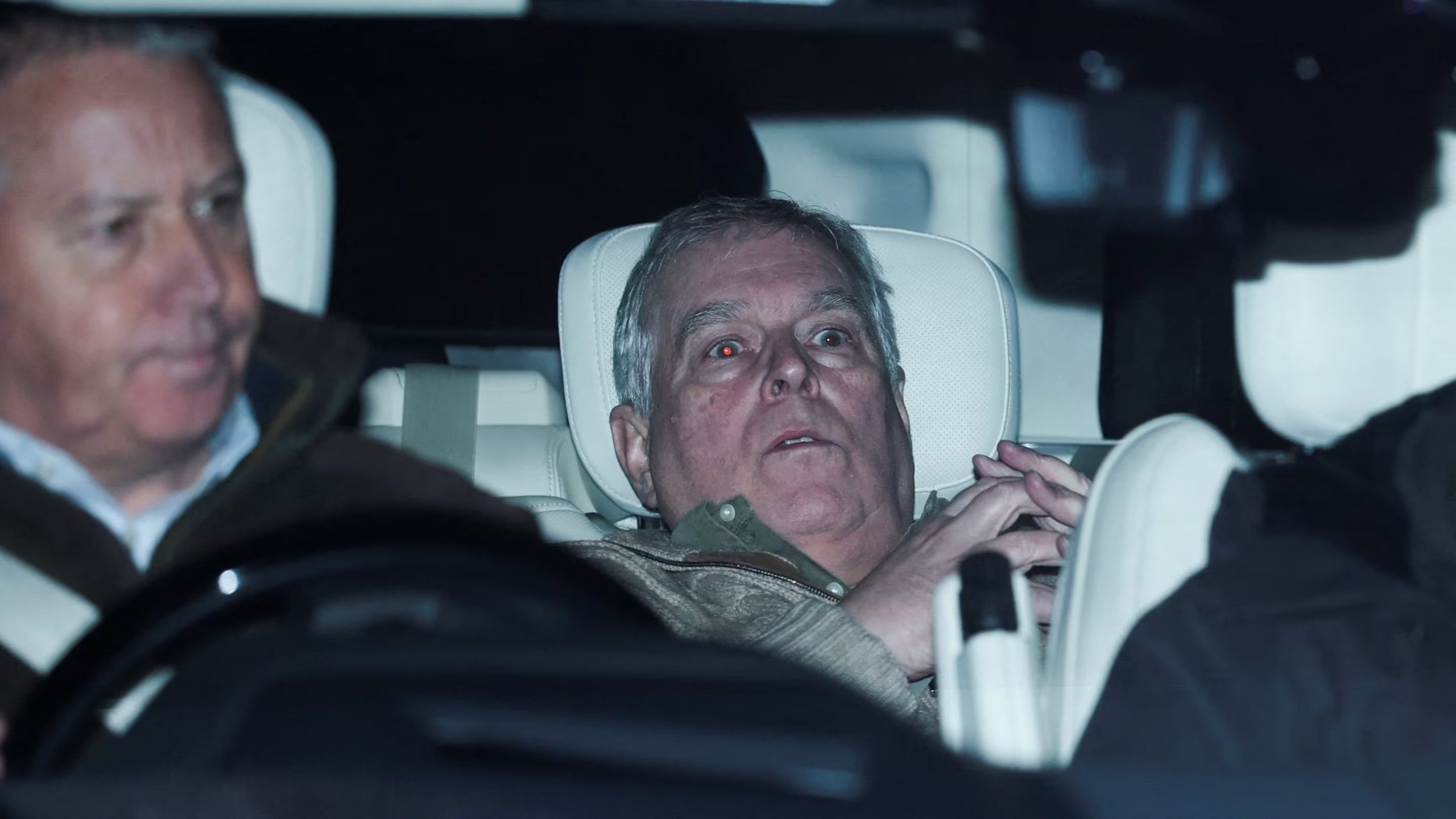 Andrew Mountbatten Windsor, hermano menor del rey Carlos de Gran Bretaña, el día en que fue arrestado bajo sospecha de mala conducta en un cargo público (REUTERS/Phil Noble)