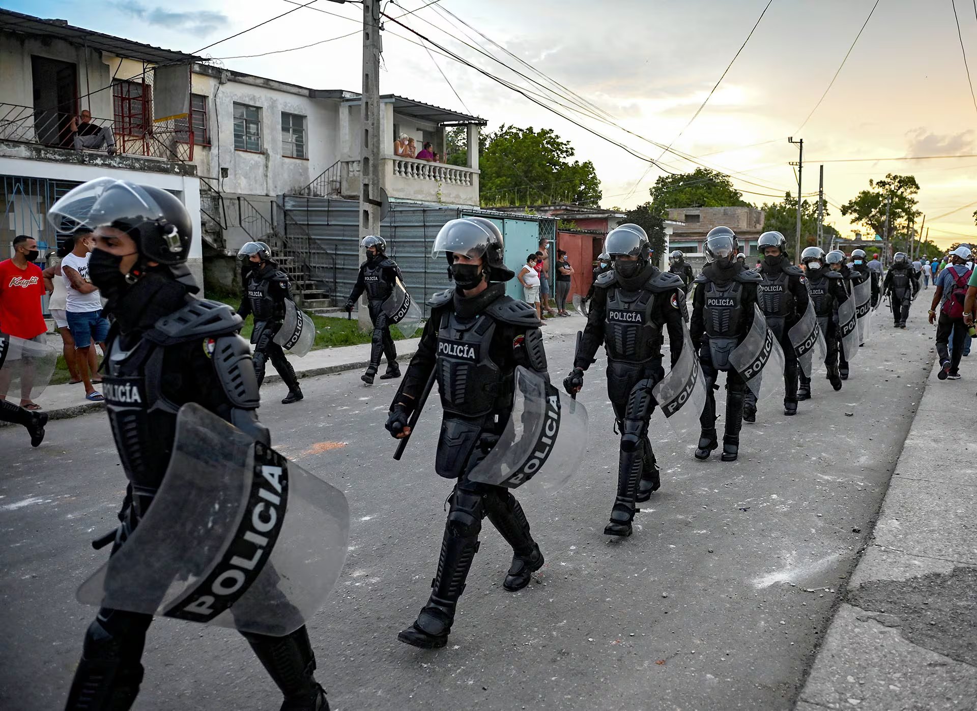 Policías cubanos desplegados en La Habana para contener una manifestación en contra del régimen (YAMIL LAGE/AFP/Archivo)