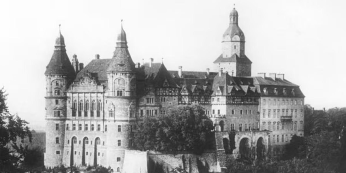 El Castillo Książ nació en la Edad Media como fortaleza estratégica del duque Bolko I y, tras siglos de ampliaciones y cambios de nombre, se convirtió en uno de los grandes símbolos de la aristocracia alemana en la Baja Silesi (Wikipedia)