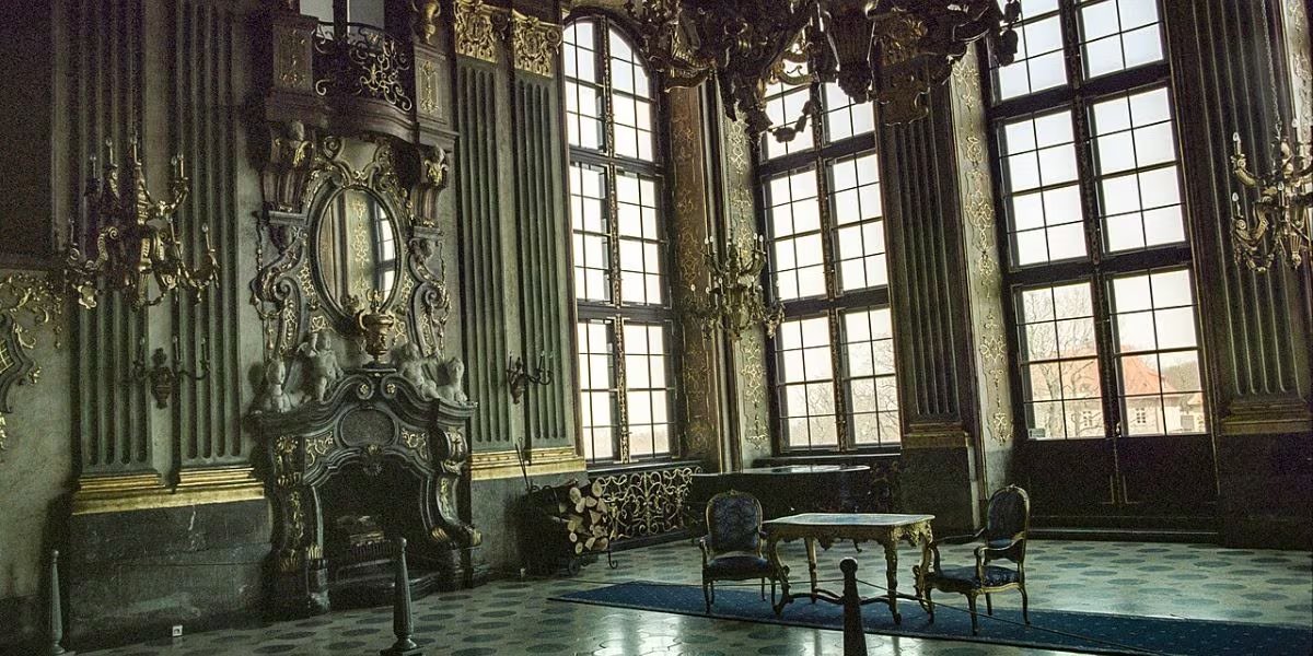 Durante siglos, Książ fue símbolo de la aristocracia alemana, con salones ornamentados y jardines diseñados al estilo de las cortes europeas (Wikipedia)