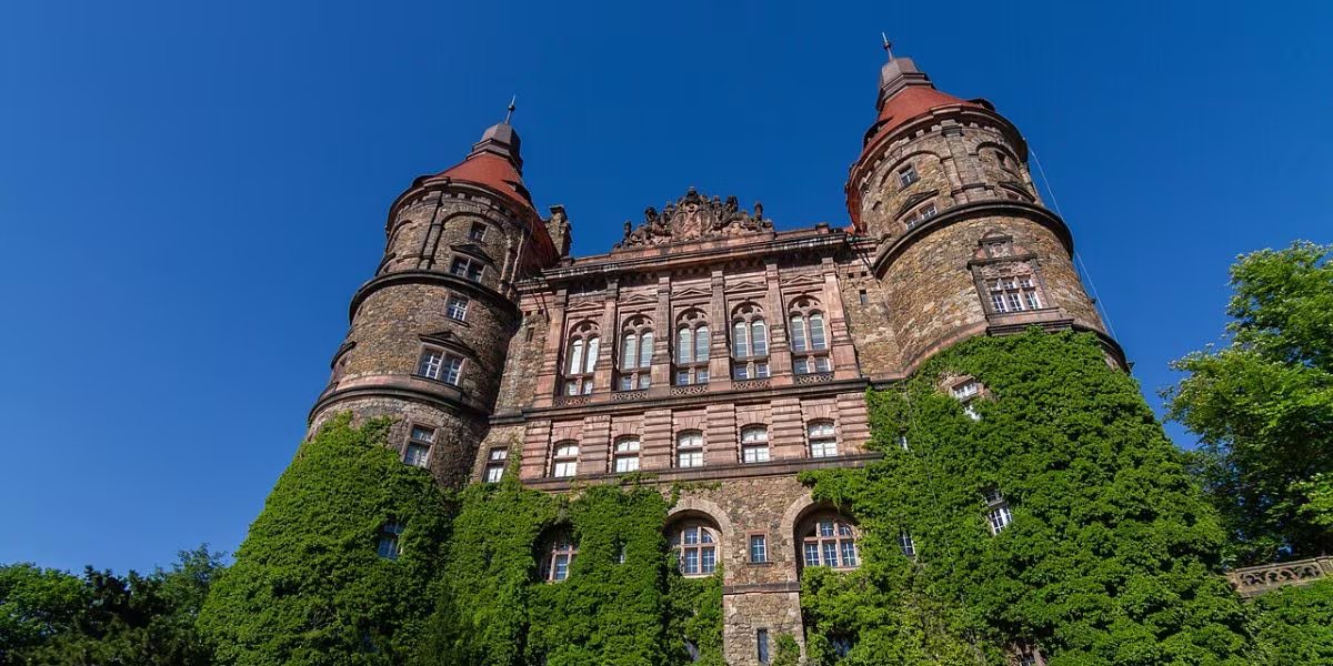El castillo Książ se posiciona como uno de los principales destinos turísticos, atrayendo visitantes por su historia y los secretos ocultos del Tercer Reich (Wikipedia)
