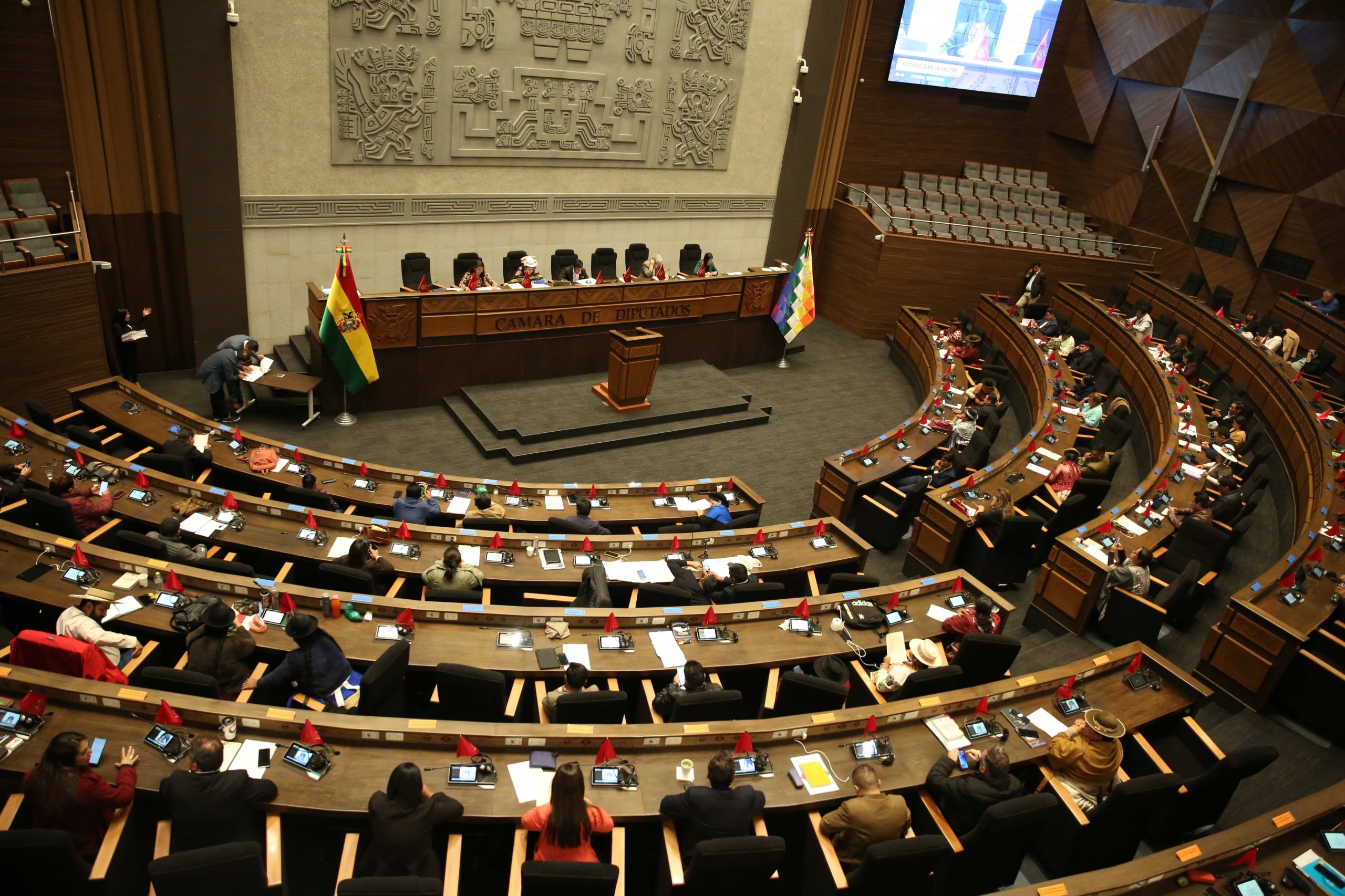 La falta de mayoría parlamentaria obliga a Paz a negociar acuerdos políticos para aprobar nuevas leyes de hidrocarburos e inversiones. (EFE/ARCHIVO)
