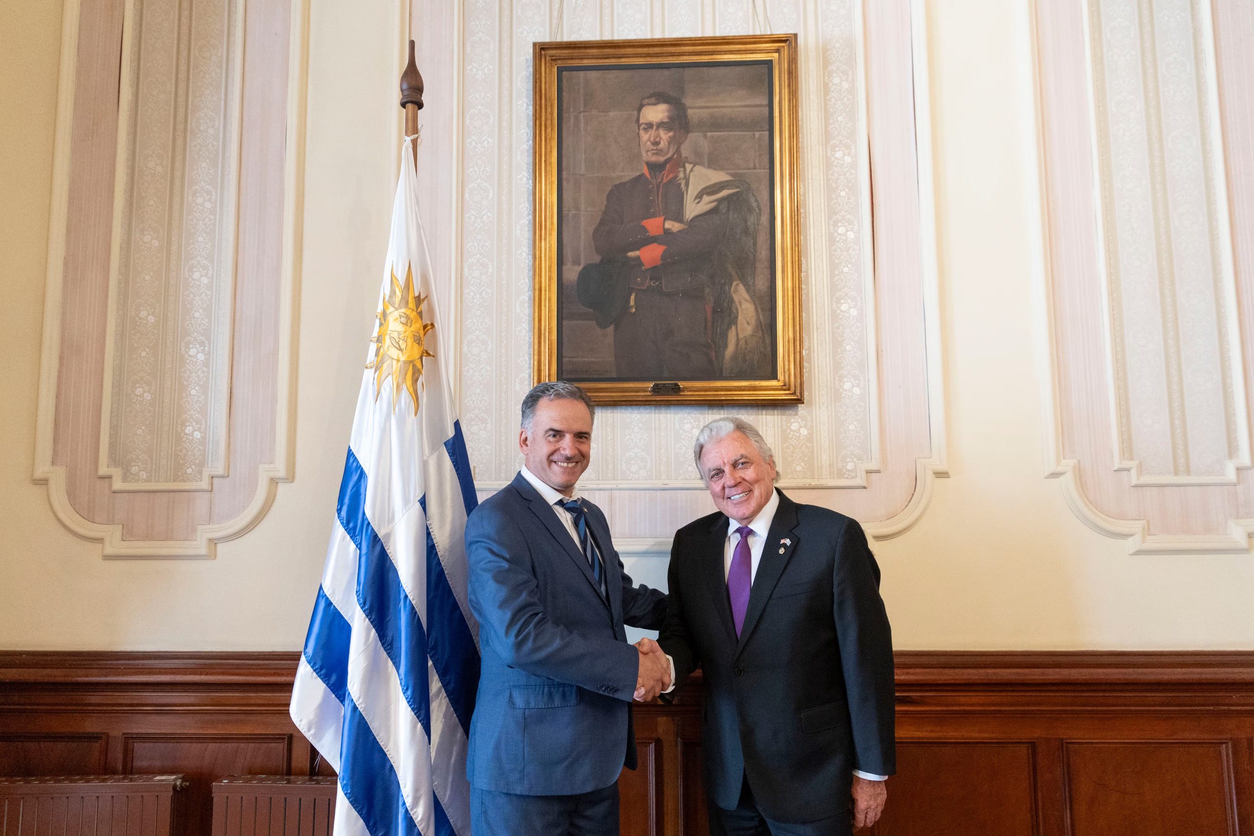 El presidente de Uruguay, Yamandú Orsi, junto al embajador de Estados Unidos en el país, Lou Rinaldo (Camilo dos Santos Ayala, Presidencia)