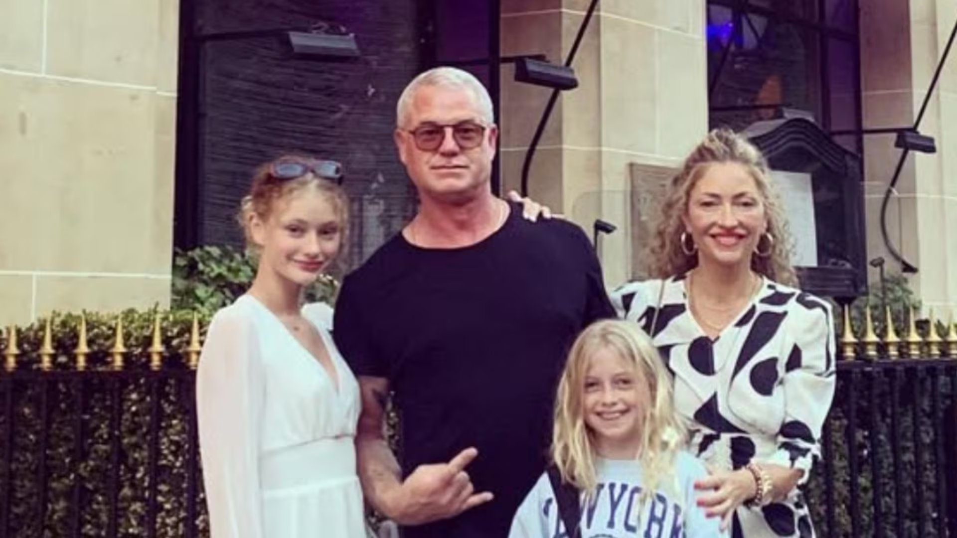 Las familias Dane y Van Der Beek compartieron lazos personales más allá de la fama, evidenciados en sus mensajes de apoyo y reuniones familiares (Instagram/Rebecca Gayheart)