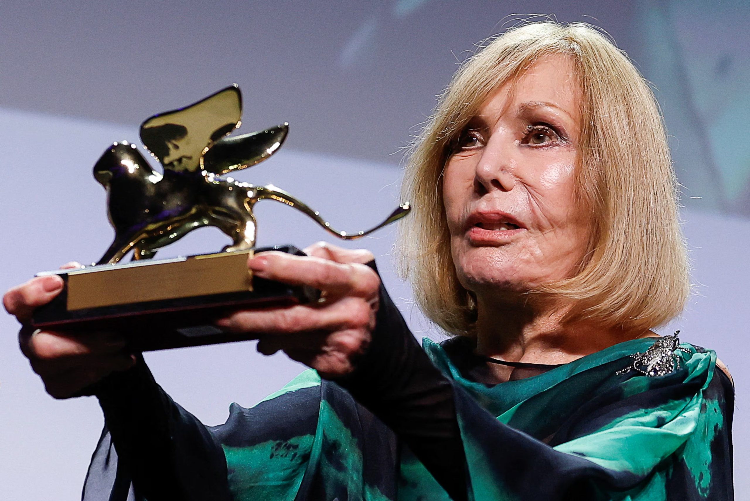 Septiembre de 2025. La actriz Kim Novak recibe el León de Oro por su trayectoria en el Festival de Venecia, Italia (REUTERS)