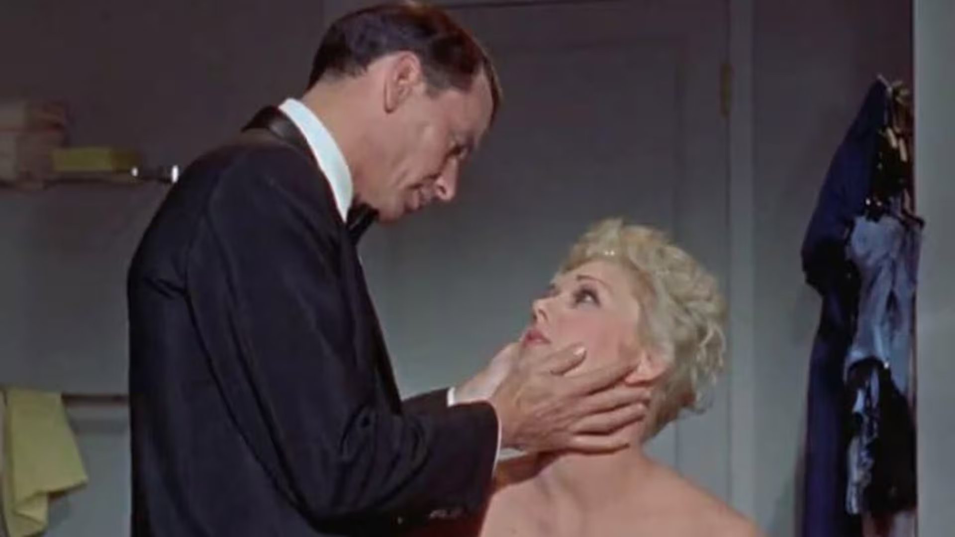 Kim Novak junto a Frank Sinatra en la película 