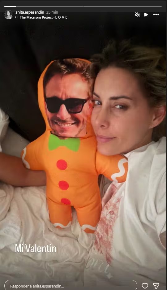 Anita Espasandín compartió una tierna imagen en la cama, abrazando un divertido muñeco de jengibre con el rostro de Benjamín Vicuña, celebrando el Día de San Valentín de una forma única y creativa. (Instagram)