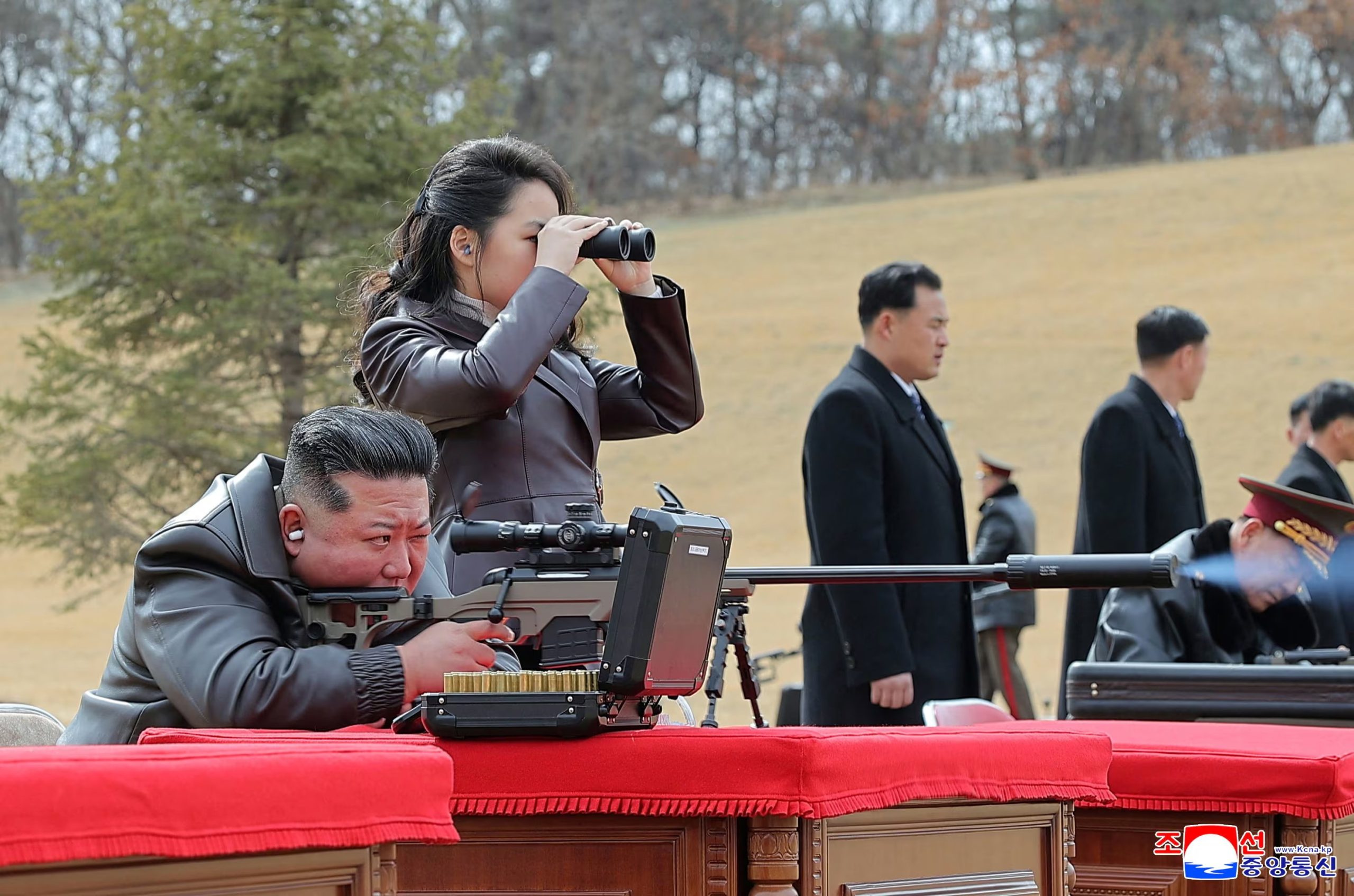 El líder norcoreano Kim Jong-un se reúne con altos funcionarios y comandantes militares, acompañado por su hija Kim Ju-ae (REUTERS)