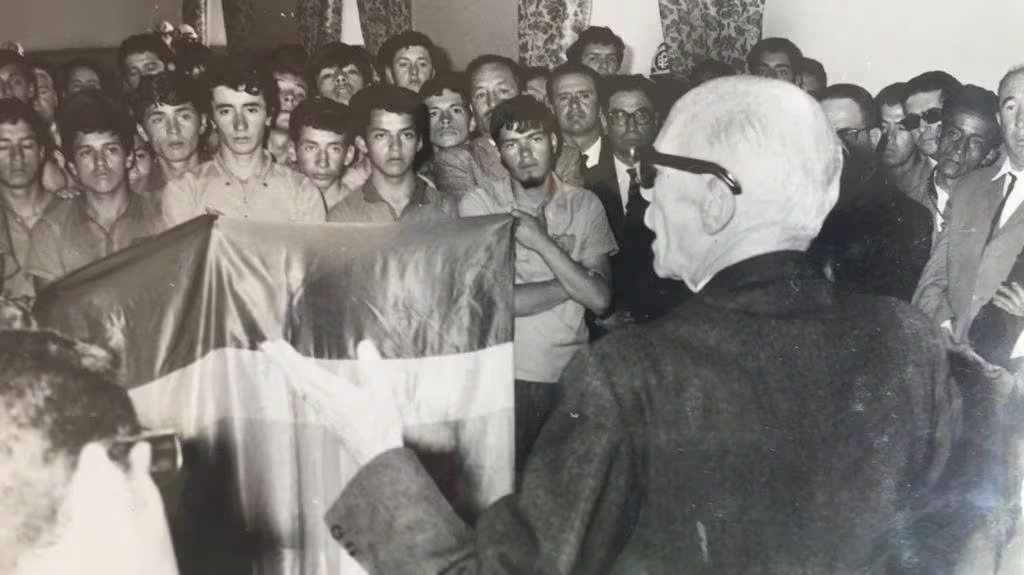 El presidente José María Velasco Ibarra cuando recibió a la delegación de estudiantes en el Palacio presidencial en Quito. (La Hora Loja)