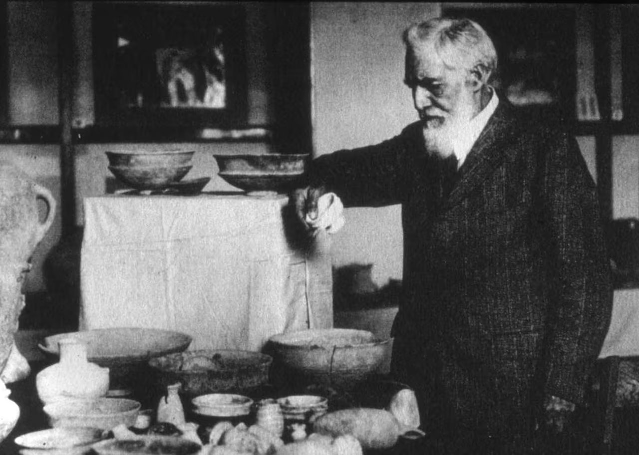 Flinders Petrie ejerció una profunda influencia en la formación de arqueólogos, destacando su papel como mentor de Howard Carter (Dominio público)