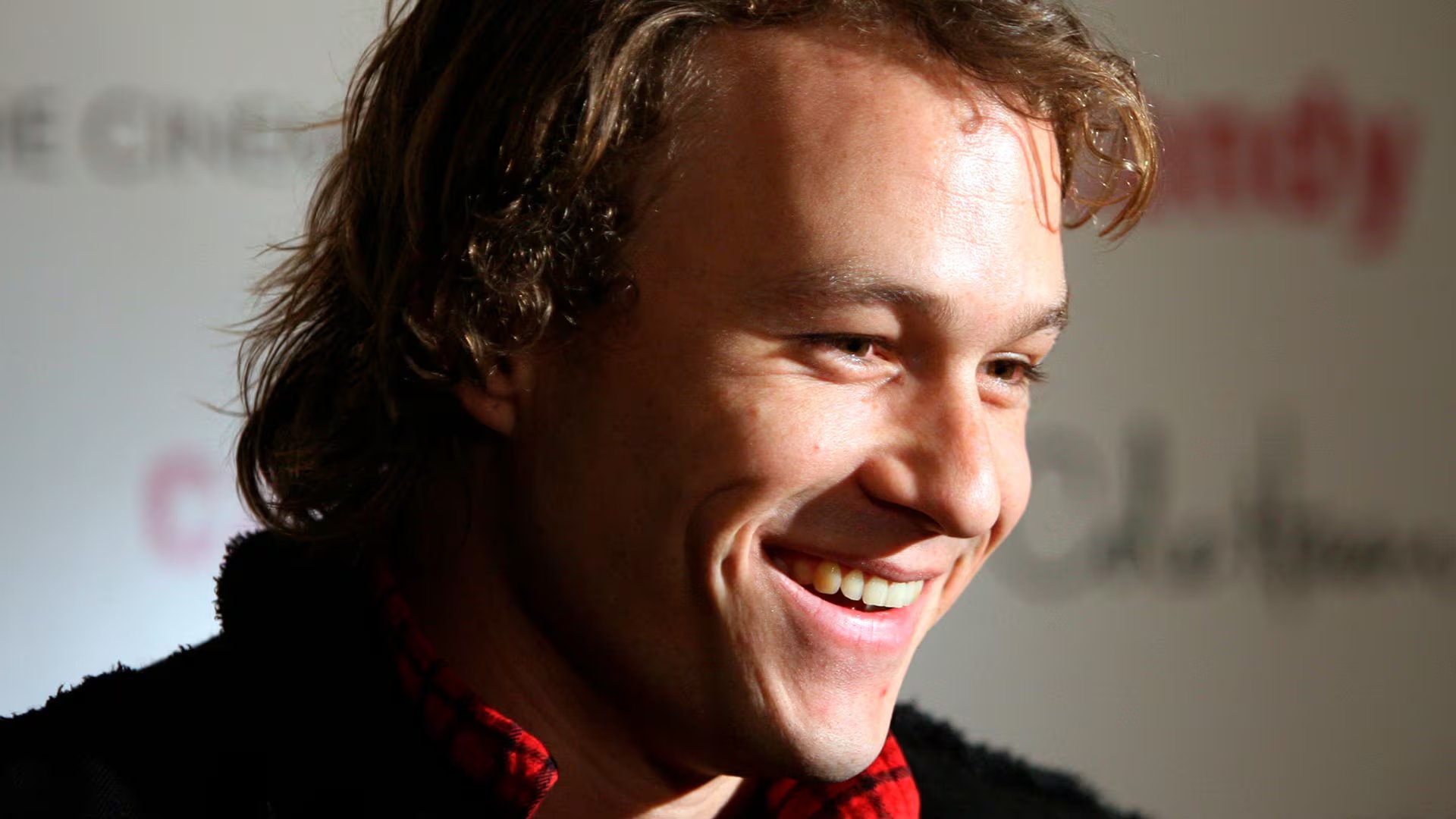 La capacidad de improvisación de Heath Ledger transforma un inconveniente técnico en uno de los rasgos más admirados del Joker (AP Photo/Dima Gavrysh)