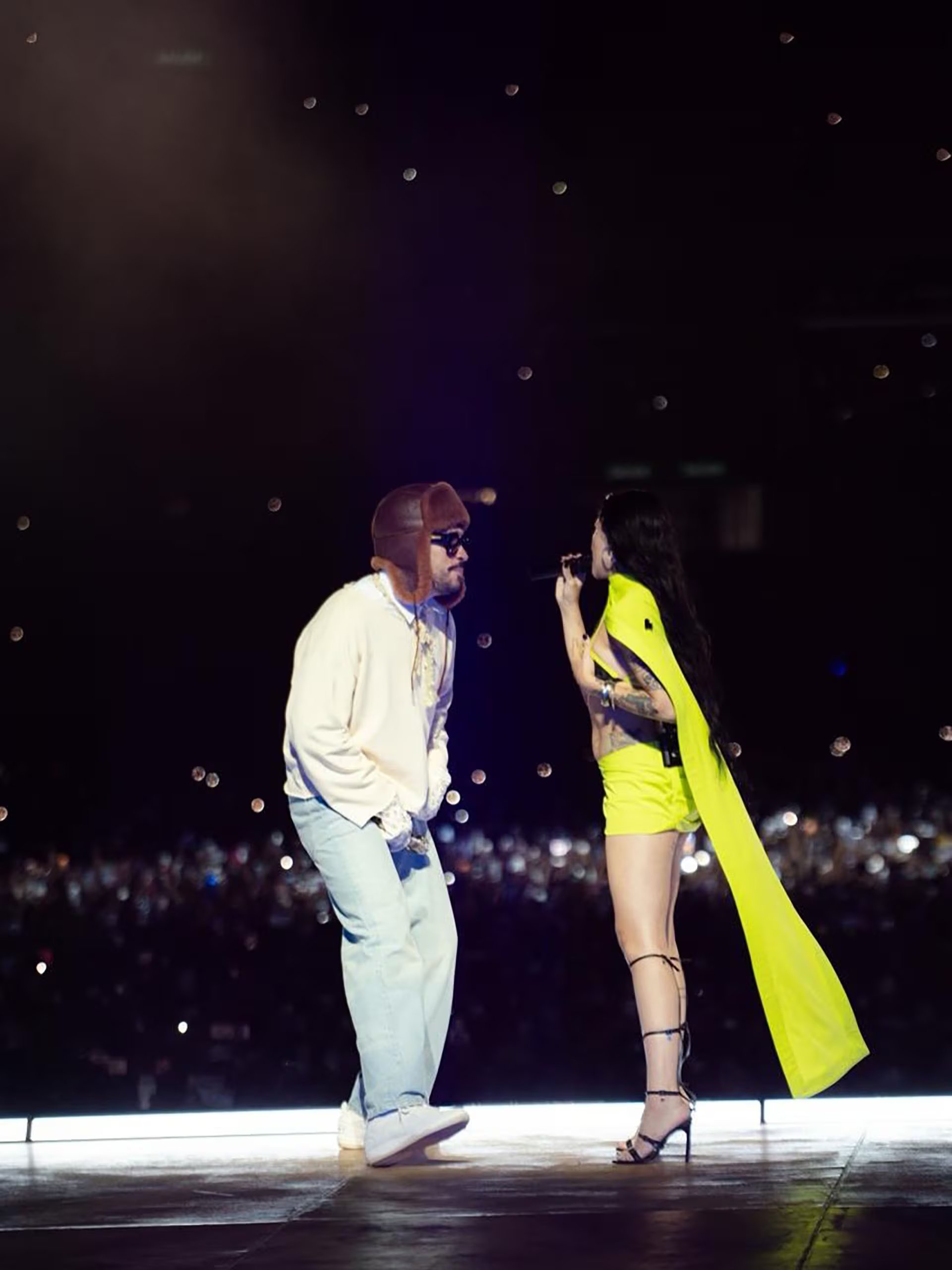 Otro detalle impactante, el look de Cazzu para su actuación