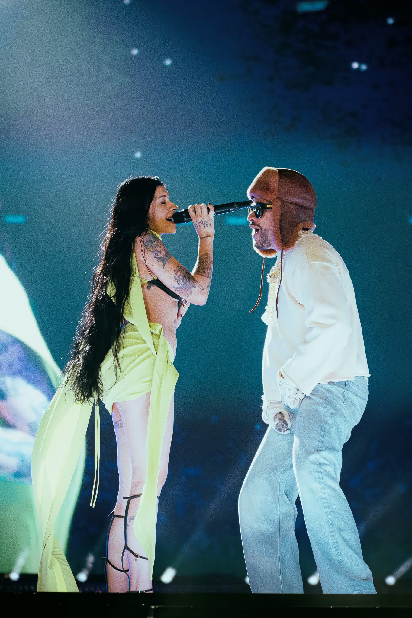 Cazzu se une a Bad Bunny en el escenario del Estadio River Plate para una electrizante interpretación durante la segunda noche de su concierto en Buenos Aires. (Victoria Dragonetti)