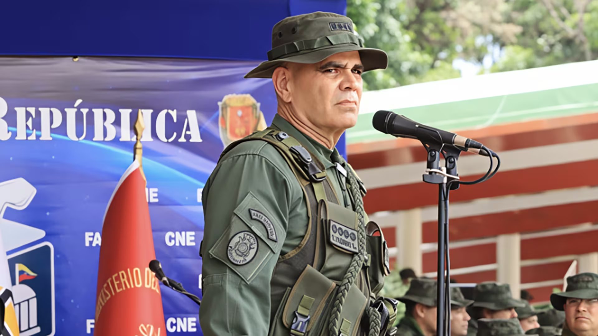 El ministro de la Defensa, GJ Vladimir Padirno López junto al Alto Mando estuvieron presentes en la degradación y expulsión de 33 oficiales en cuya lsita aparece Hurtado pero su familia no saben nada de él