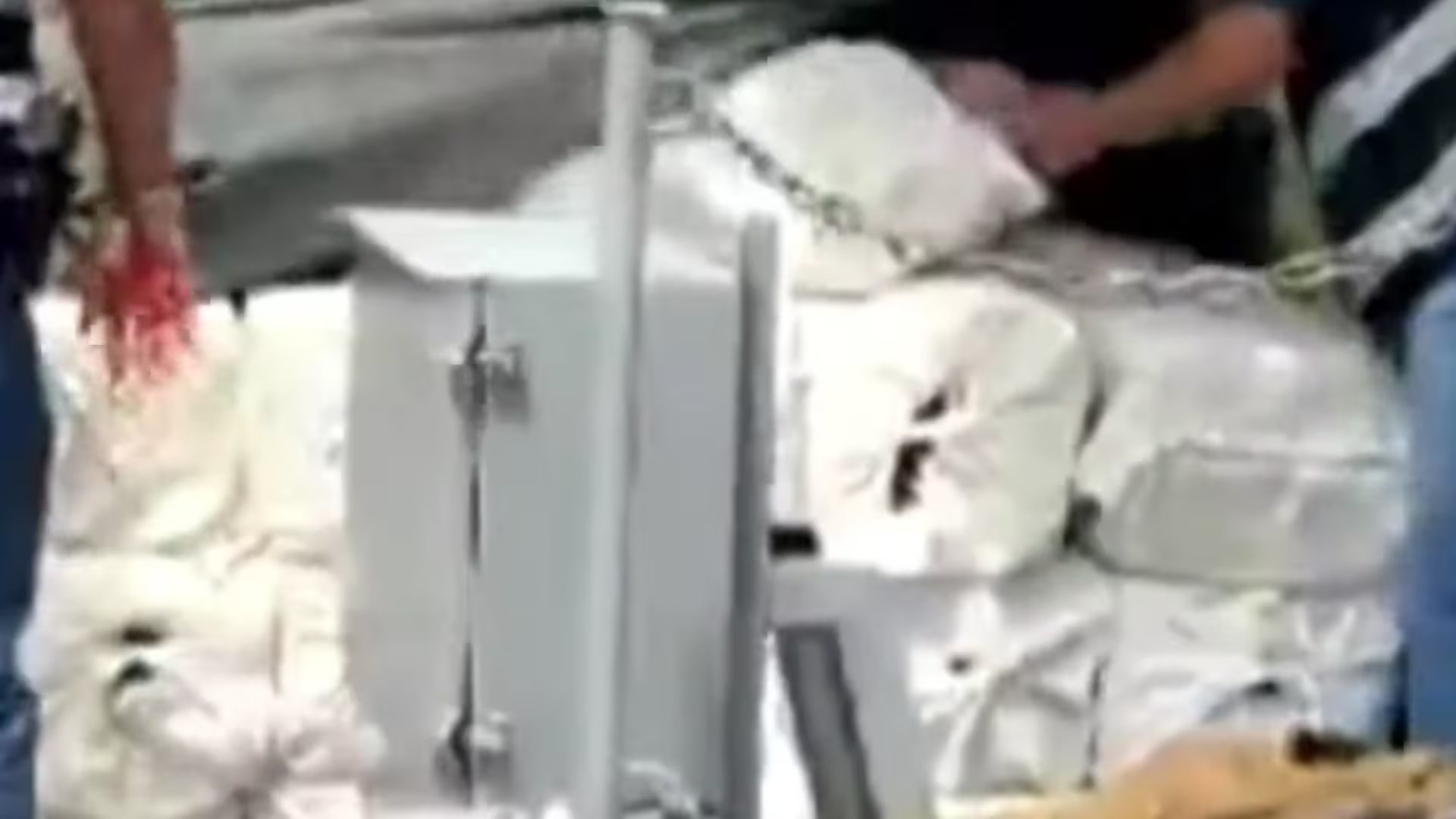 Se incautaron 2,4 toneladas de cocaína, distribuidas en 106 sacos con 20 bloques cada uno, mediante un embalaje profesional y repetitivo que evidencia una operación a gran escala.