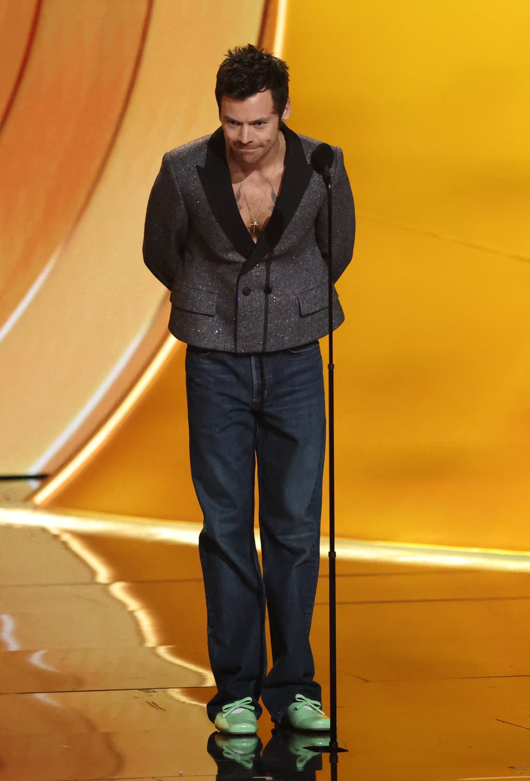 El estilo audaz de Harry Styles fusiona la reinterpretación de la sastrería con accesorios metálicos y colores inesperados en cada alfombra roja (REUTERS/Daniel Cole)