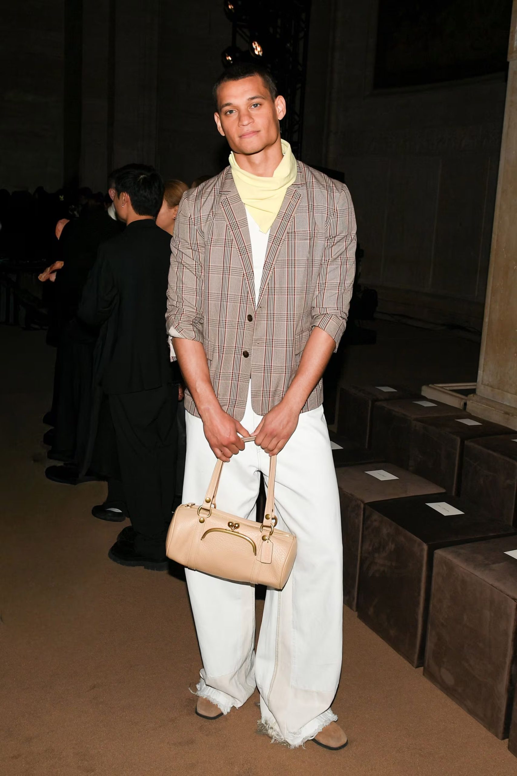 Tryiq Withers destaca por mezclar estampados, prendas de género fluido y accesorios originales, rompiendo los códigos clásicos de la moda masculina (BFA)