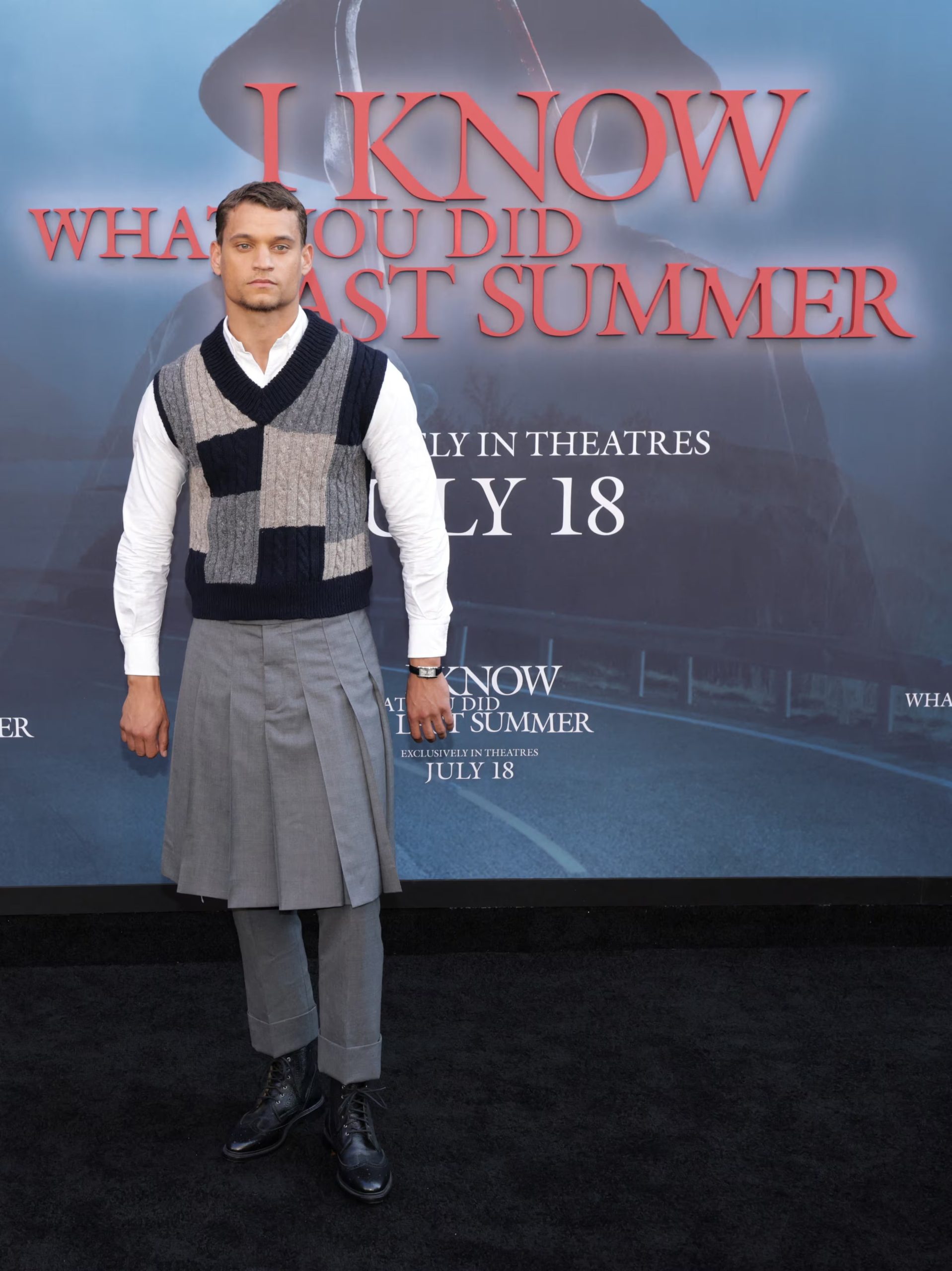 La moda masculina en alfombra roja rompe barreras de género con polleras, kilts y superposición de prendas inesperadas (REUTERS/Mario Anzuoni)