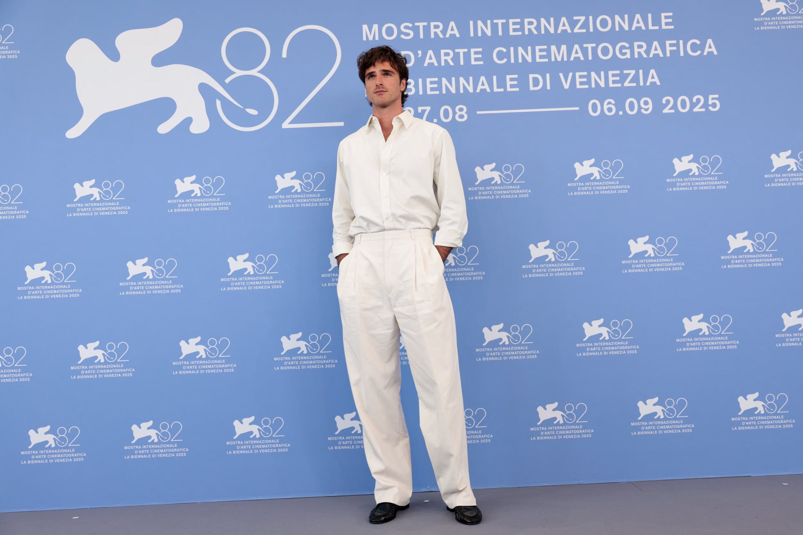 Jacob Elordi elige conjuntos monocromáticos y prendas holgadas que transmiten comodidad y frescura en eventos de cine y premiaciones (REUTERS/Remo Casilli)