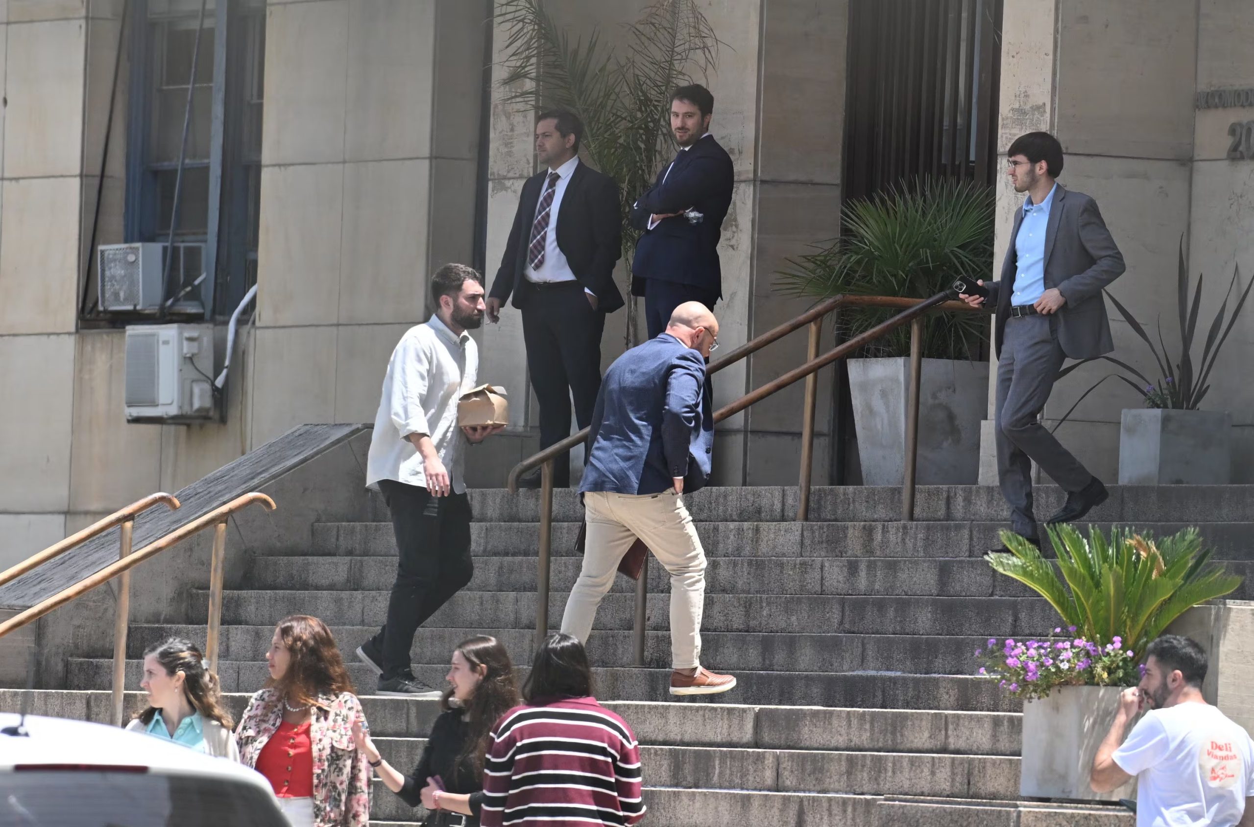 Diego Spagnuolo en las escalinatas de Comodoro Py. La Justicia lo procesó junto a otras 18 personas. Foto: Maximiliano Luna