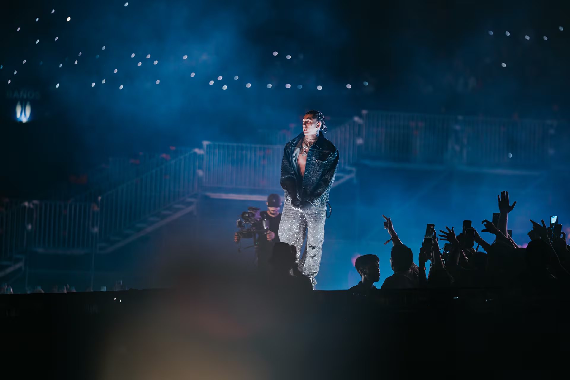 Khea fusionó texturas y brillos, resaltando una actitud vanguardista en la escena musical