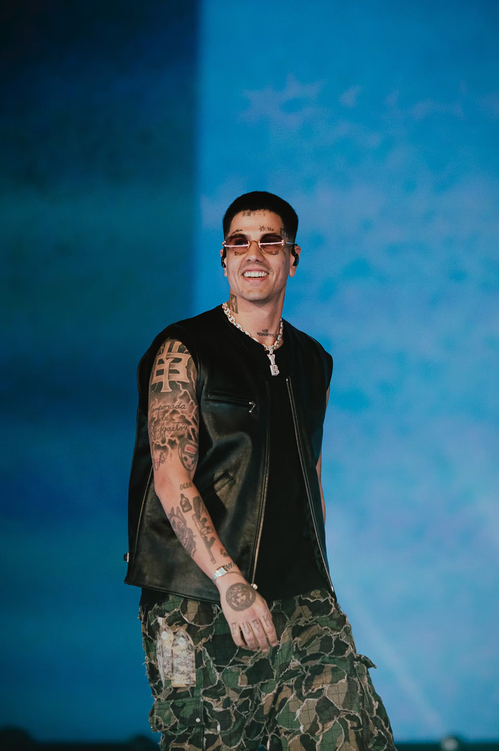 El rapero apostó por prendas y accesorios que refuerzan su identidad dentro de la cultura urbana