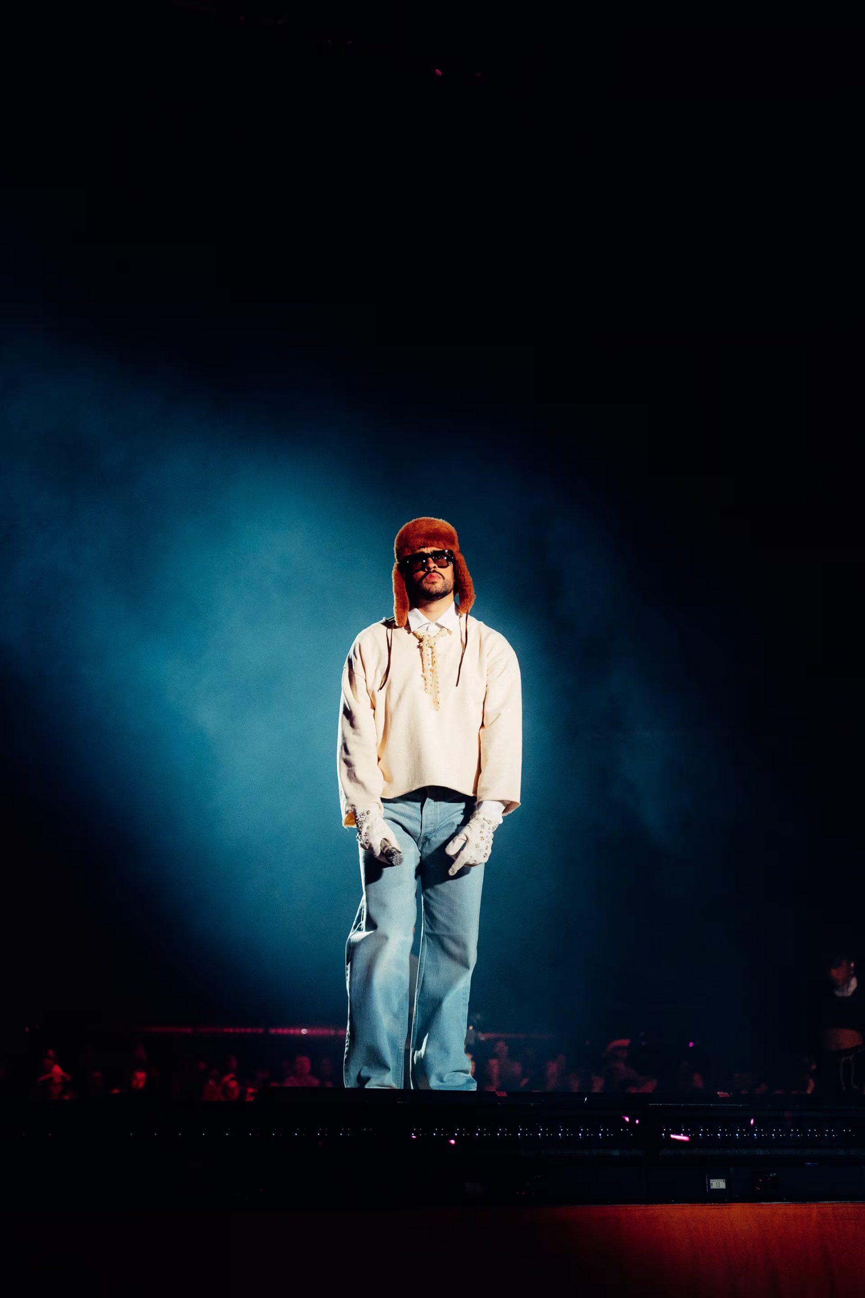 El artista combinó influencias vintage y streetwear en un conjunto que evoca el denim noventero y el workwear clásico