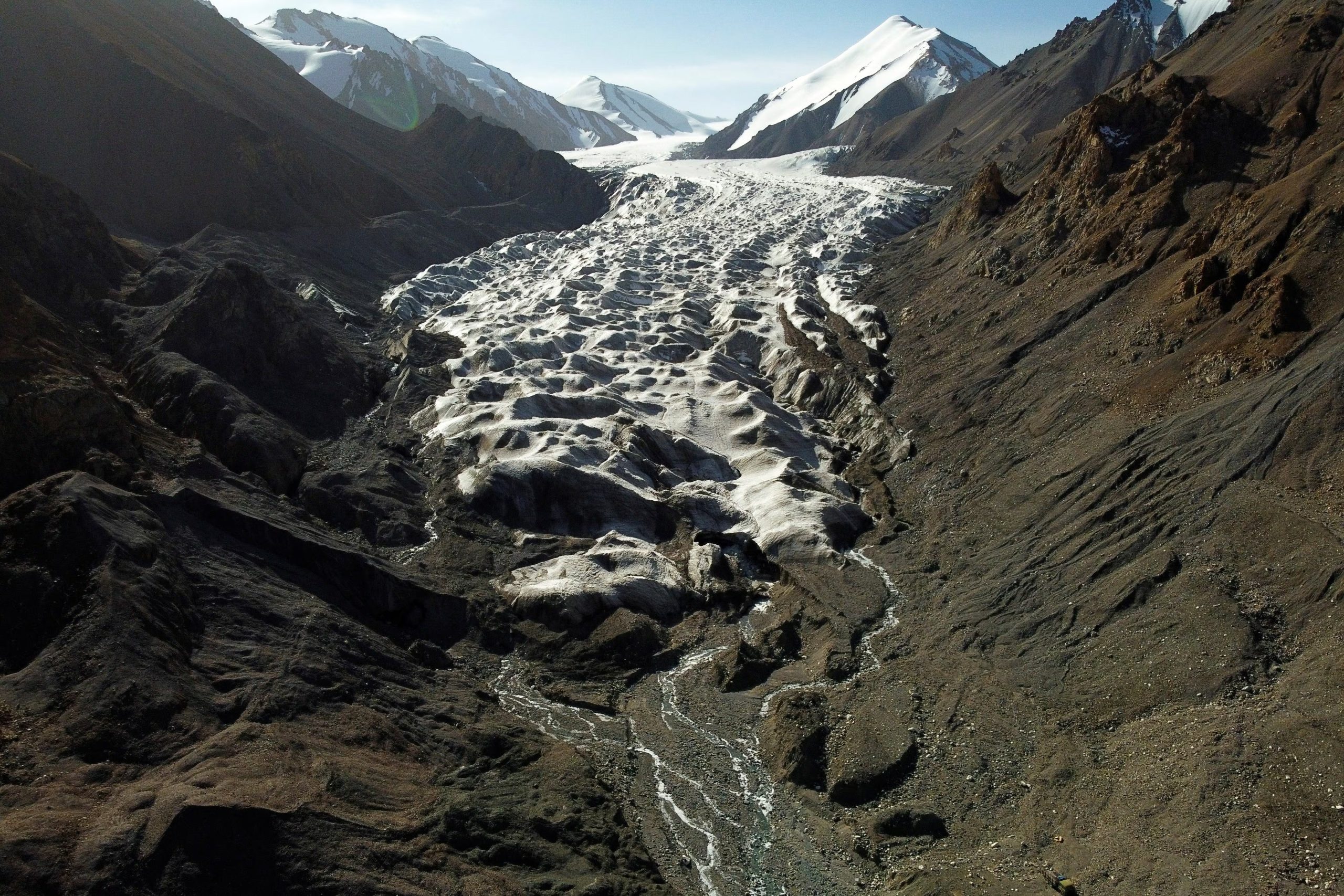 El cambio climático y el retroceso glaciar agravan la competencia por el agua y modifican el ciclo hidrológico en vastas regiones de montaña (REUTERS/Carlos Garcia Rawlins)
