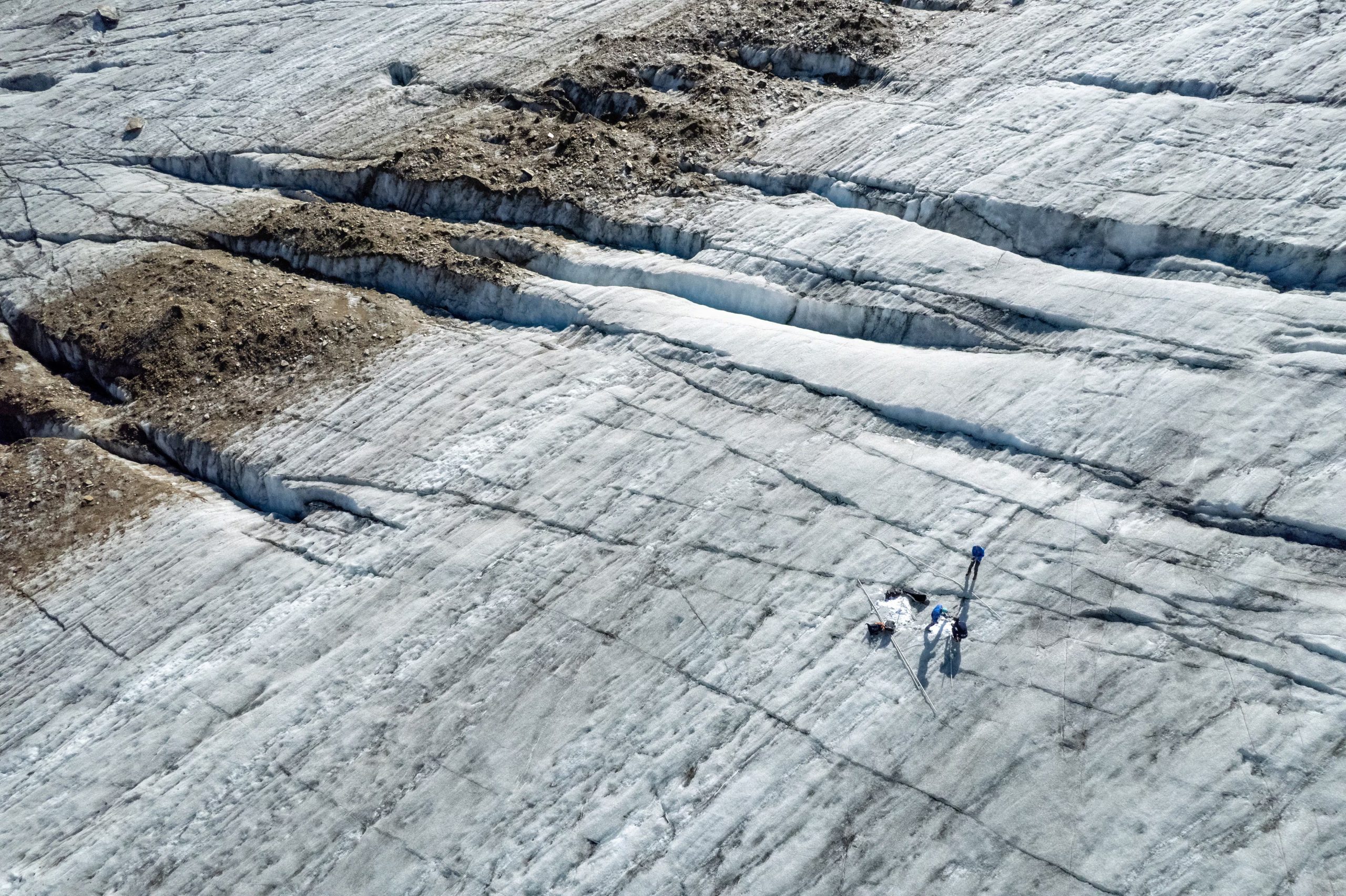 El cambio climático y el retroceso glaciar agravan la competencia por el agua y modifican el ciclo hidrológico en vastas regiones de montaña (REUTERS/Denis Balibouse)