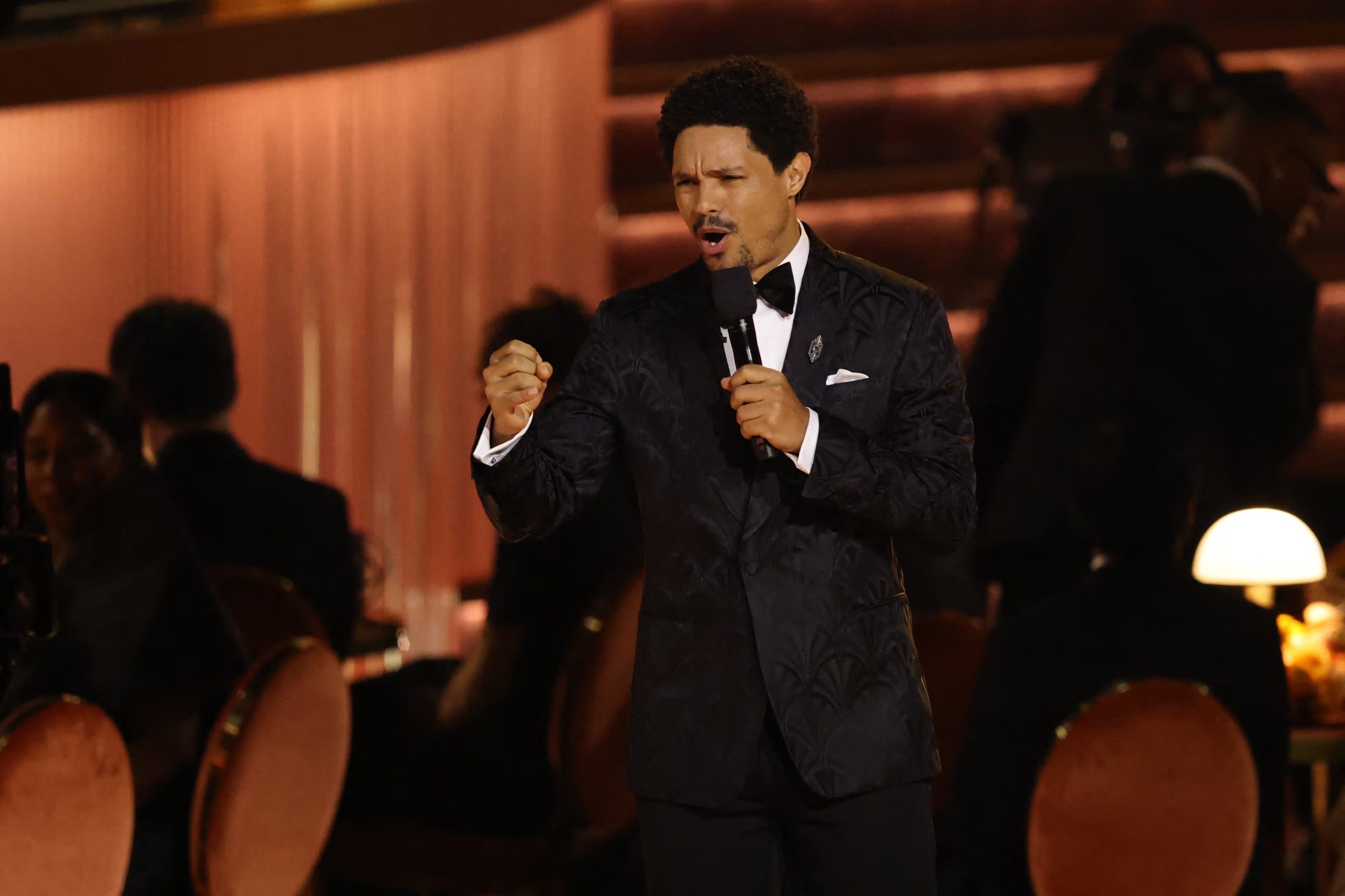 La reacción forzada de Justin Bieber ante las bromas de Trevor Noah generó comentarios sobre una posible enemistad en redes sociales (REUTERS/Daniel Cole)