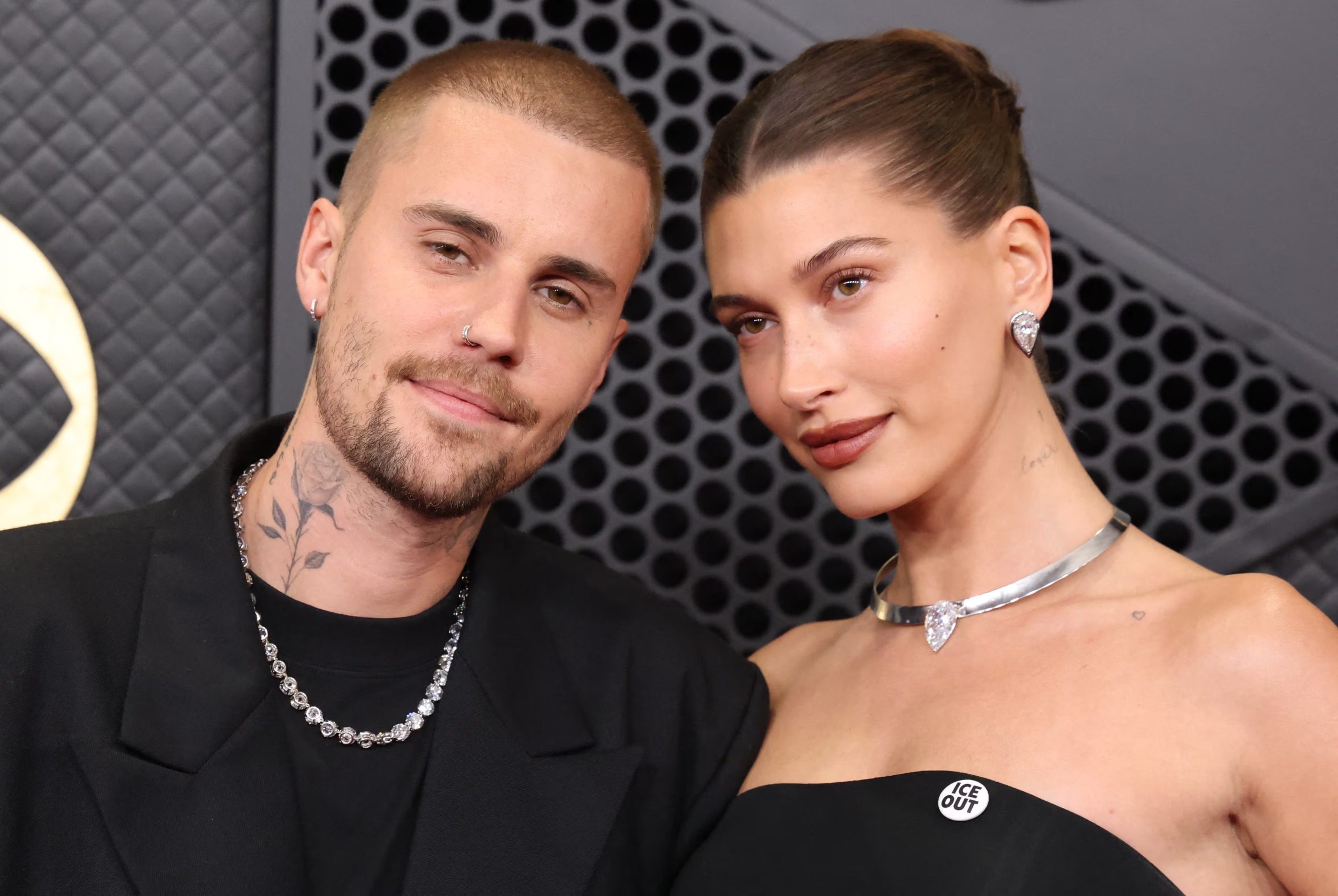 Hailey Bieber optó por gestos amables y respuesta positiva mientras Justin negó con gestos una entrada fácil a la burla pública (REUTERS/Mario Anzuoni)