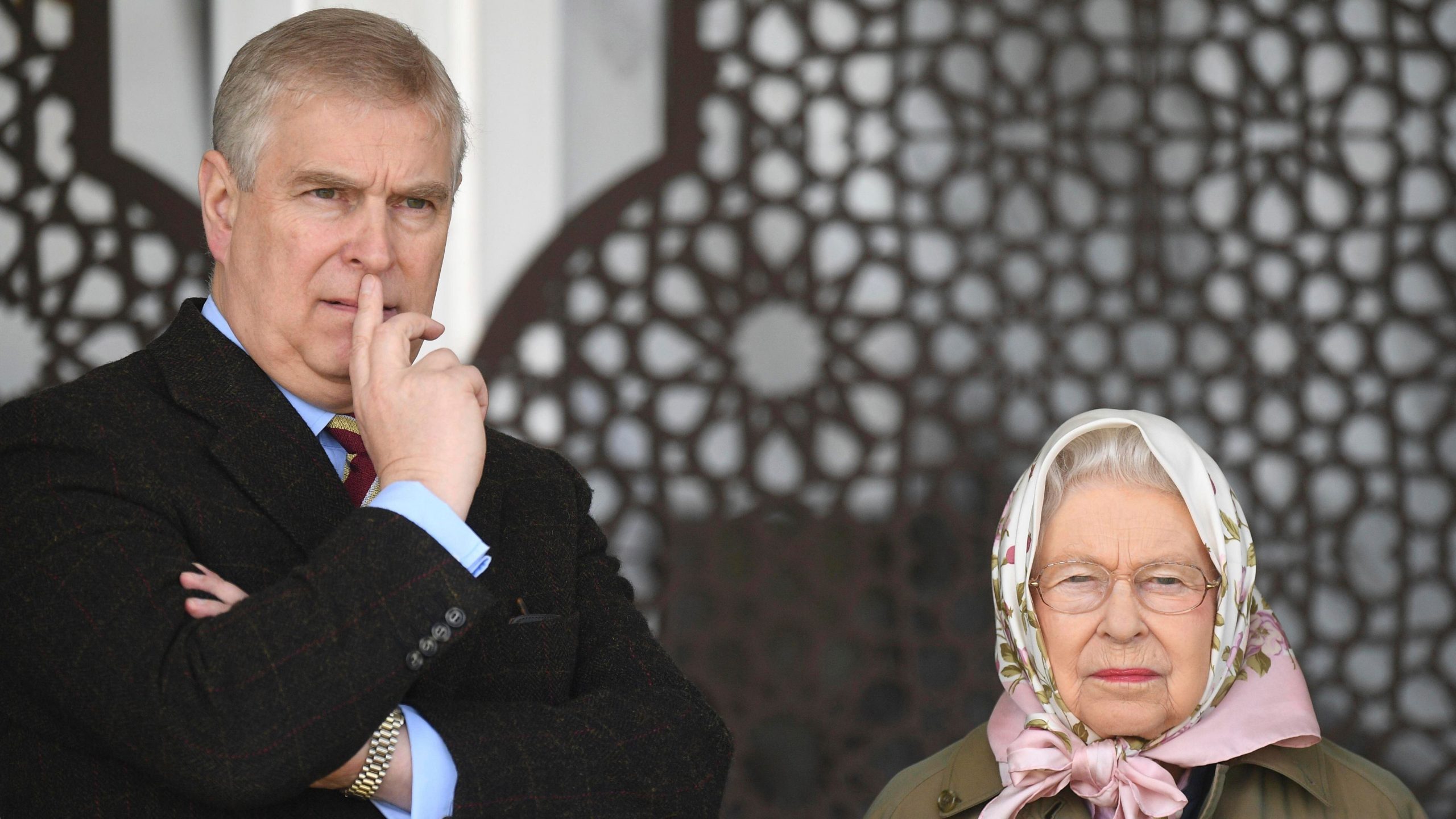 La reina Isabel II de Inglaterra, junto a su hijo, el príncipe Andrés en una imagen de archivo. EFE/Facundo Arrizabalaga
