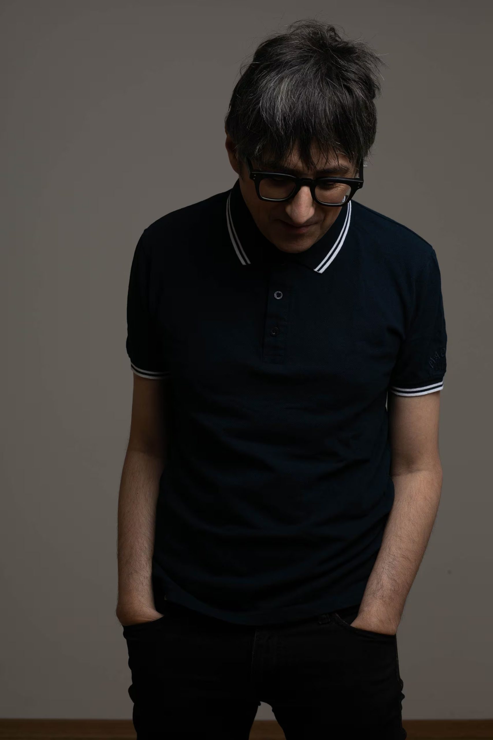 El autor subraya la importancia de recuperar la atención y habitar la lentitud, ejes fundamentales para enfrentar el avance de las tecnologías